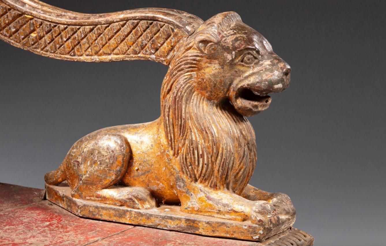 Chaise trône d'Inde du Sud du 19ème siècle en bois doré et polychrome Bon état - En vente à Montreal, QC