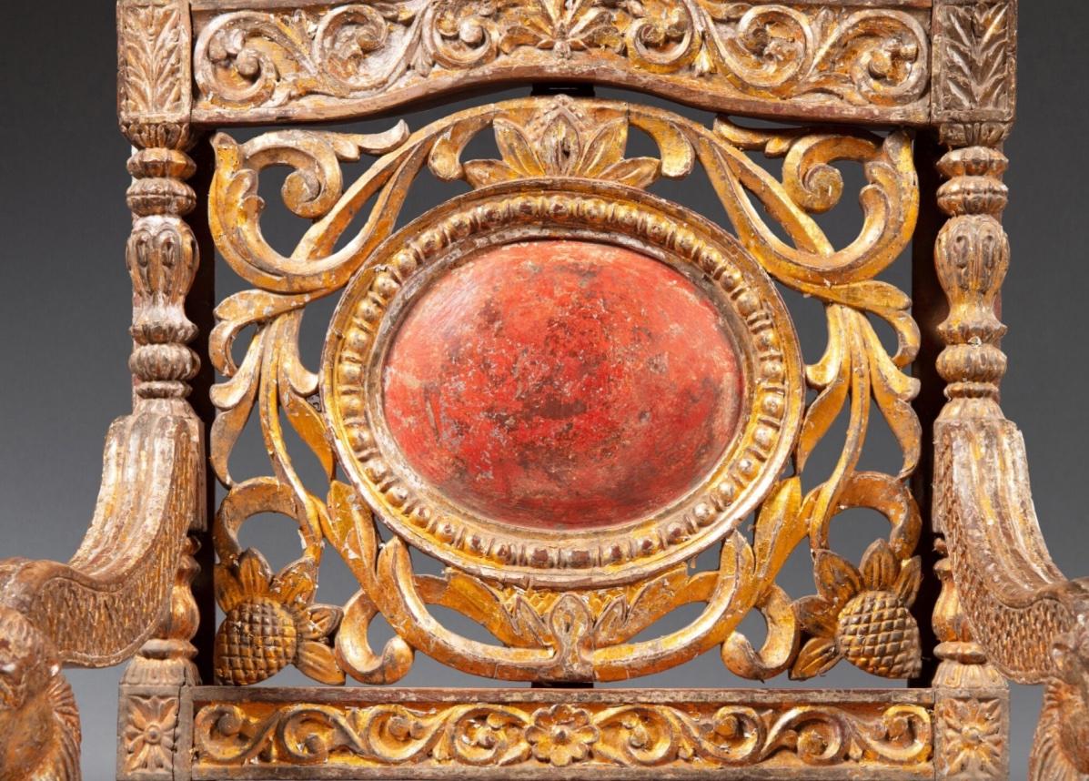 Milieu du XIXe siècle Chaise trône d'Inde du Sud du 19ème siècle en bois doré et polychrome en vente