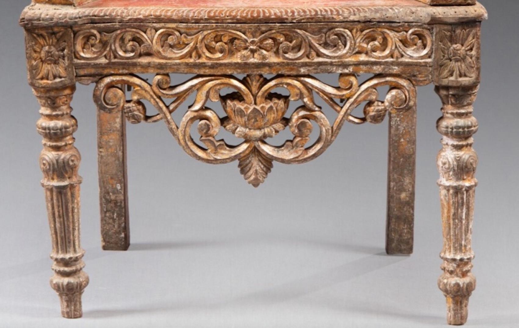 Chaise trône d'Inde du Sud du 19ème siècle en bois doré et polychrome en vente 1