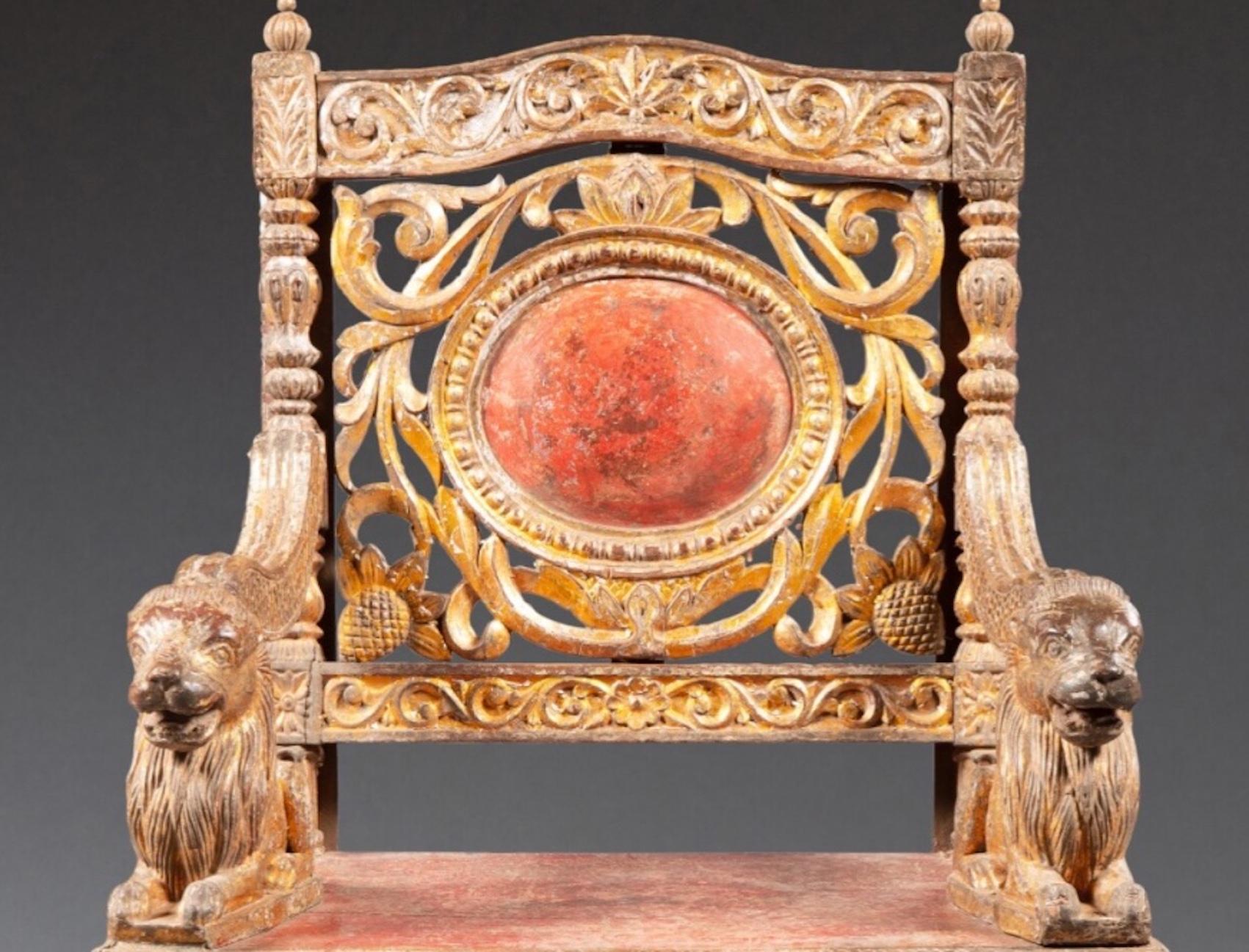 Chaise trône d'Inde du Sud du 19ème siècle en bois doré et polychrome en vente 2