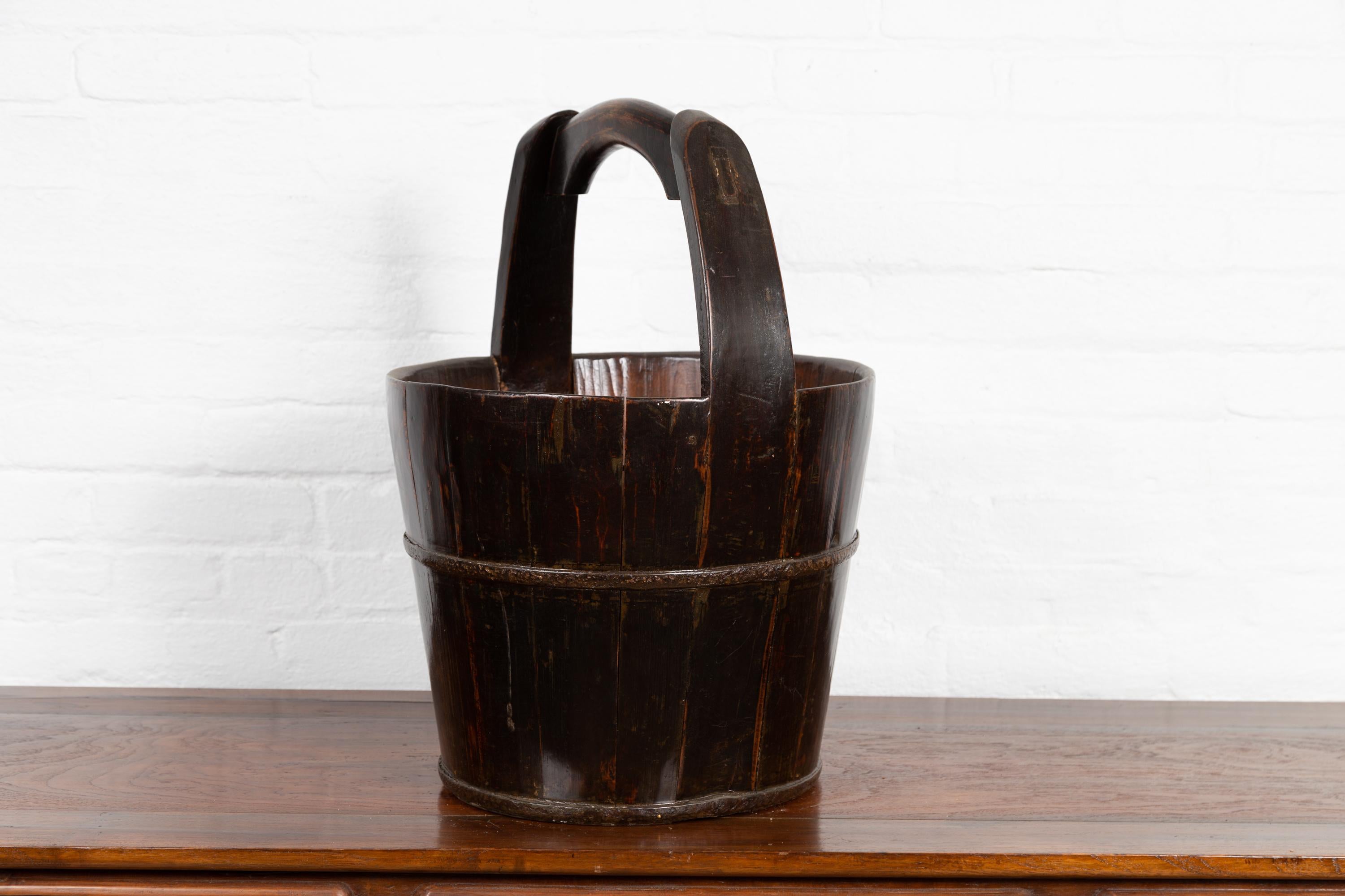 19th Century Southern Chinese Wooden Bucket with Large Handle and Metal Accents For Sale 4