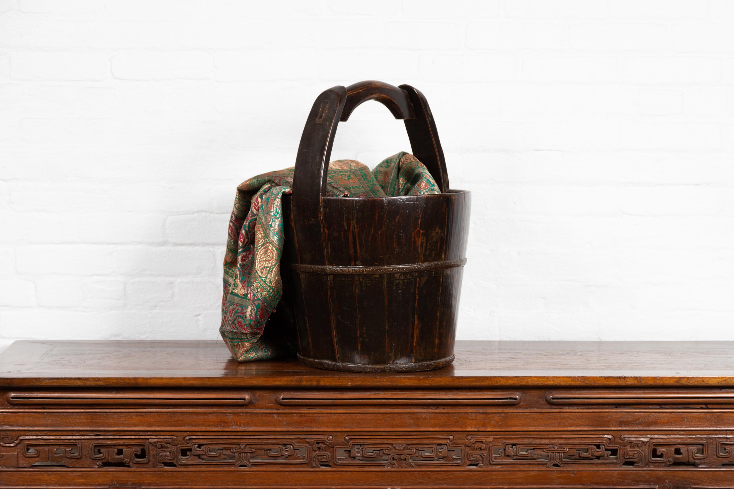 19th Century Southern Chinese Wooden Bucket with Large Handle and Metal Accents For Sale 5