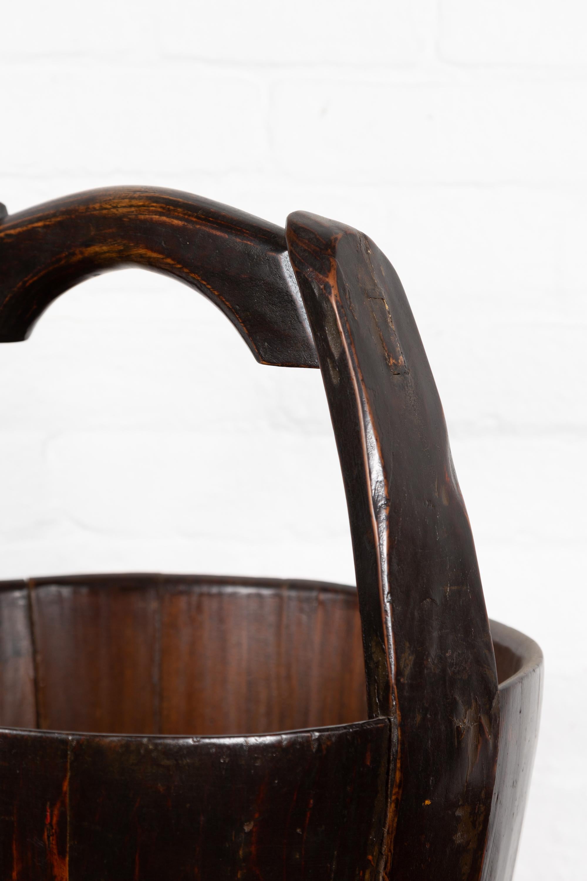 19th Century Southern Chinese Wooden Bucket with Large Handle and Metal Accents For Sale 1