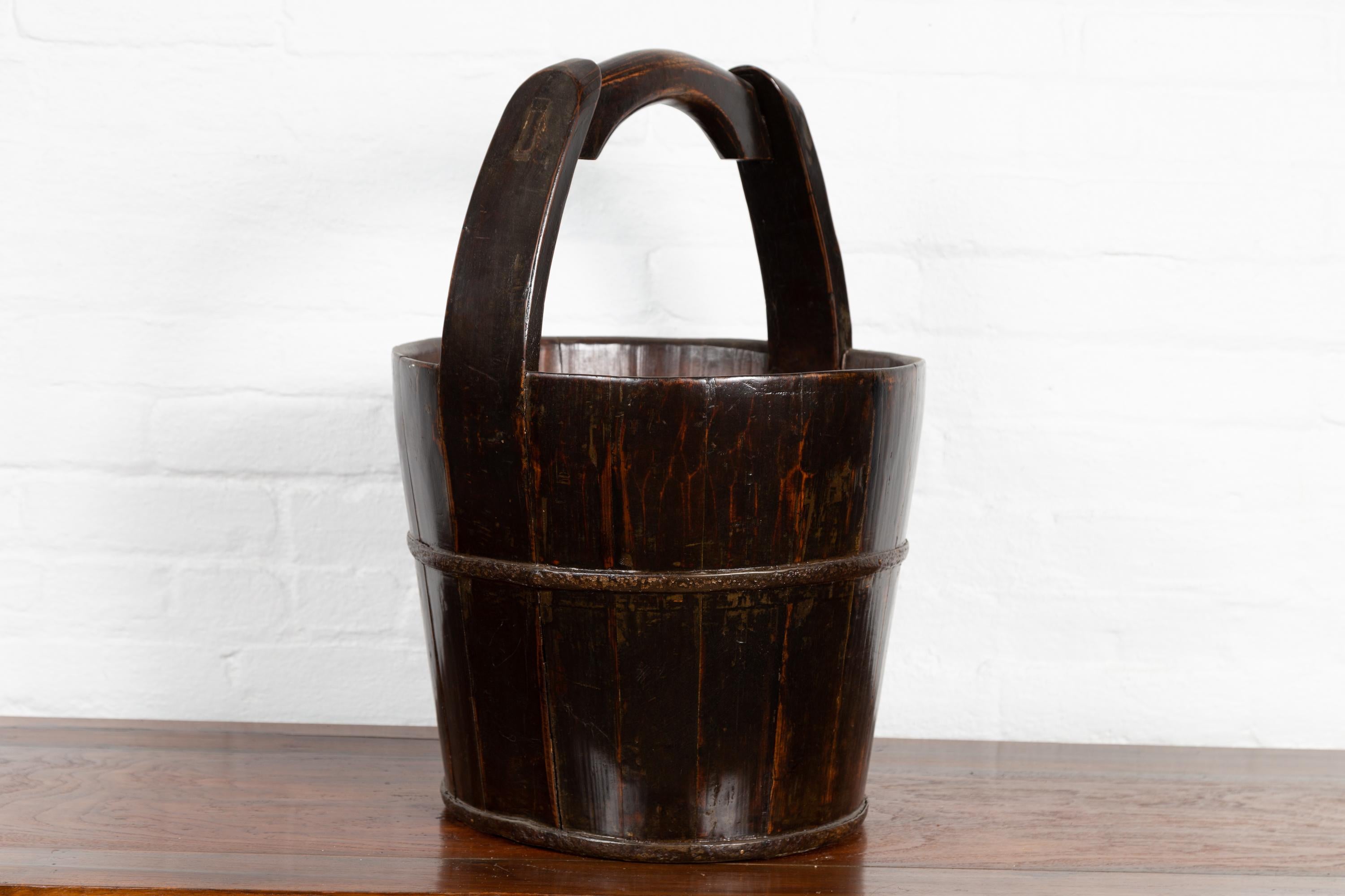 19th Century Southern Chinese Wooden Bucket with Large Handle and Metal Accents For Sale 3