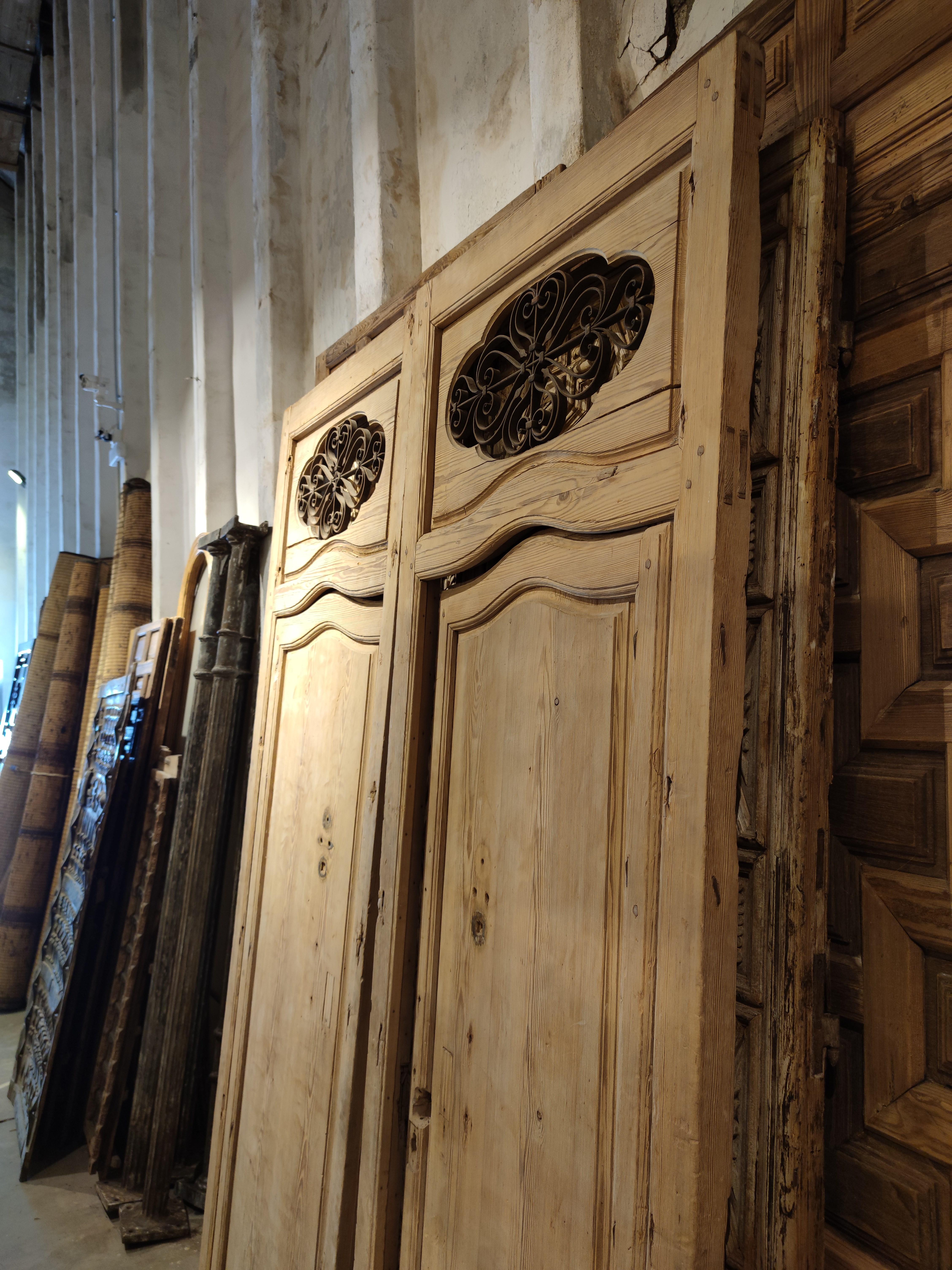 19th Century Spanish Andalusian Double Door with Wrought Iron Decorative Grille For Sale 9