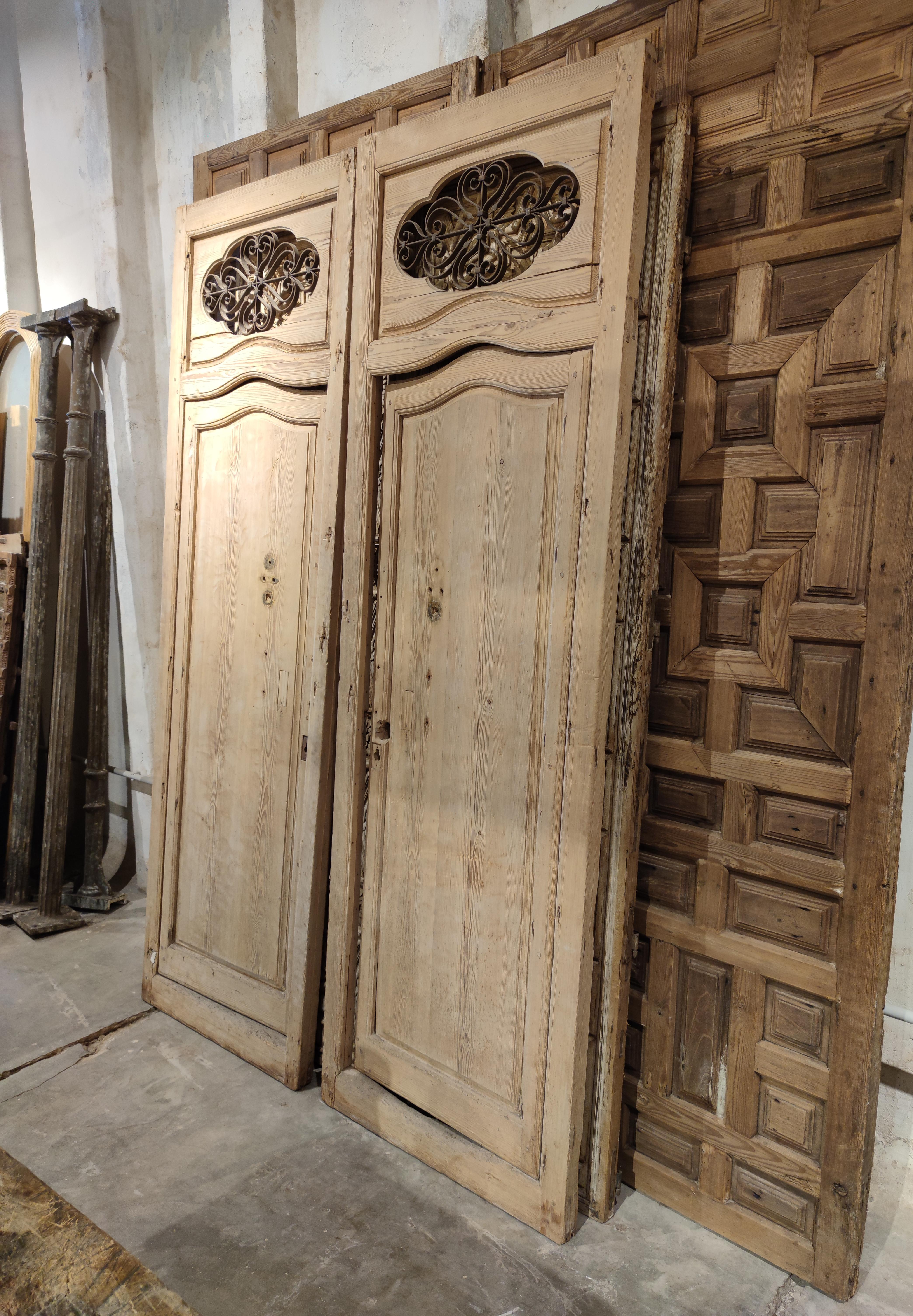 Antike andalusische zweiflügelige Doppeltür aus dem 19. Jahrhundert mit schmiedeeisernem Ziergitter obenauf.

Die Abmessungen entsprechen den einzelnen Türblättern.

 