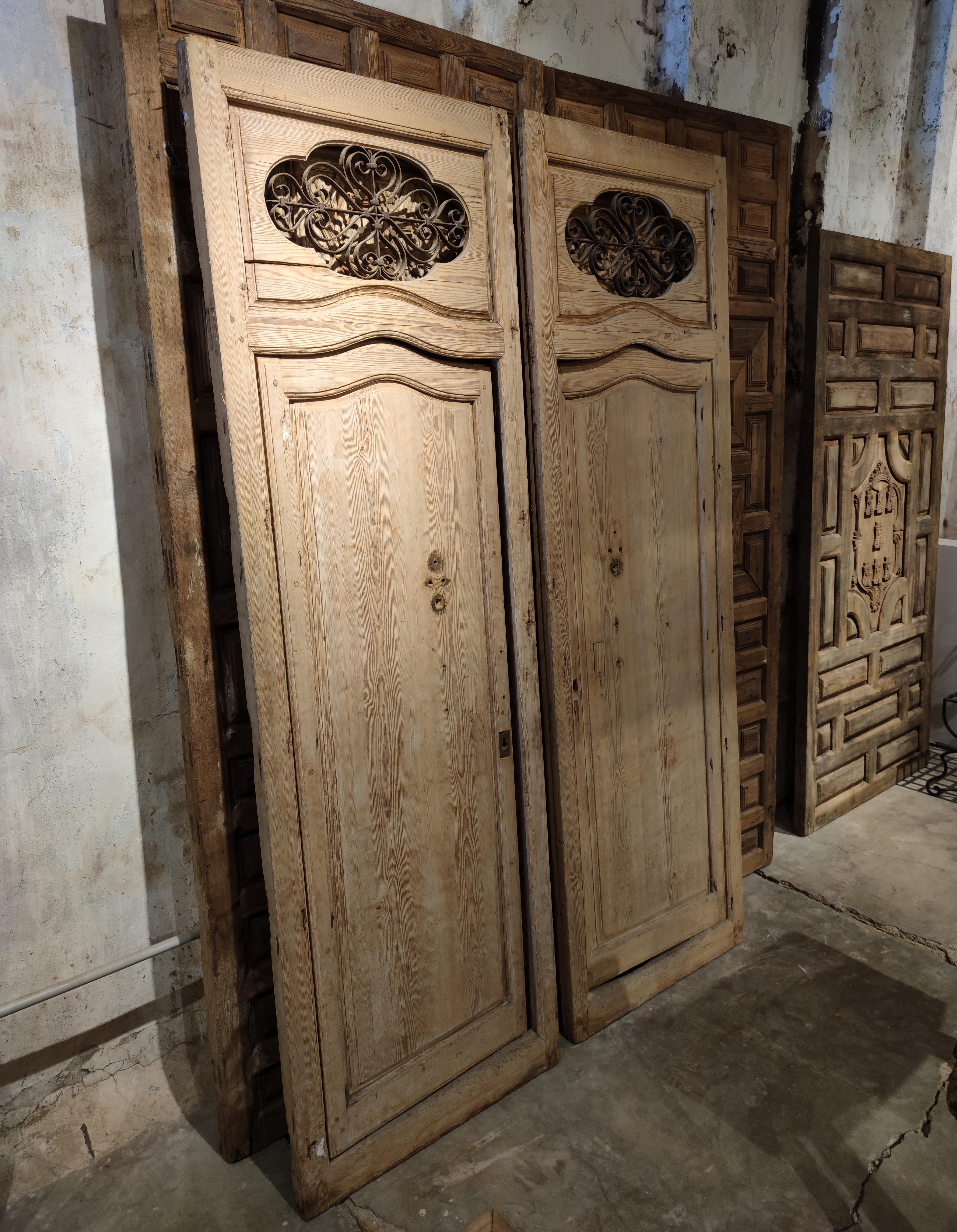 Spanische Andalusianische Doppeltür des 19. Jahrhunderts mit schmiedeeisernem Dekorationsgitter (Europäisch) im Angebot