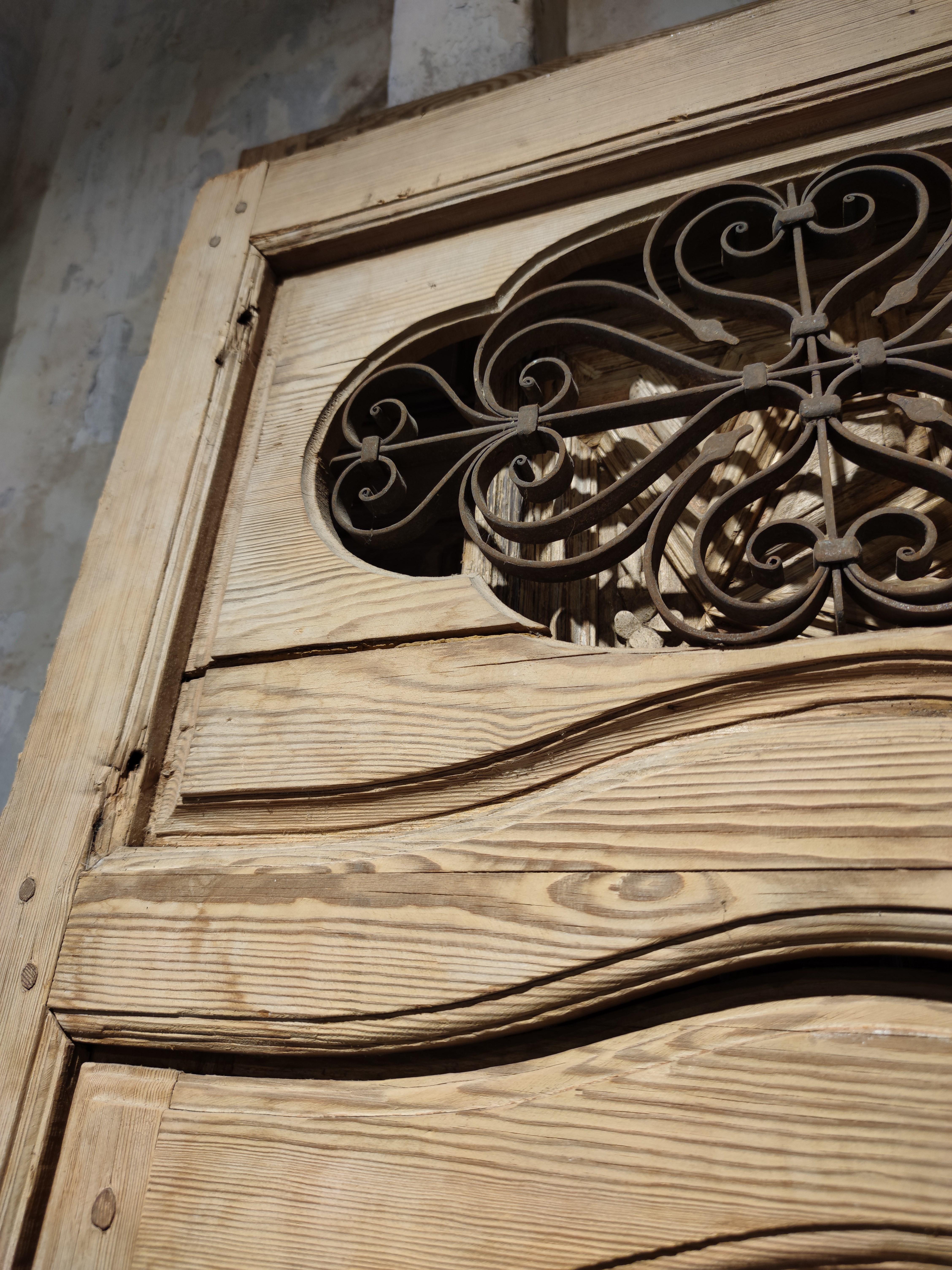 Spanische Andalusianische Doppeltür des 19. Jahrhunderts mit schmiedeeisernem Dekorationsgitter im Zustand „Gut“ im Angebot in Marbella, ES