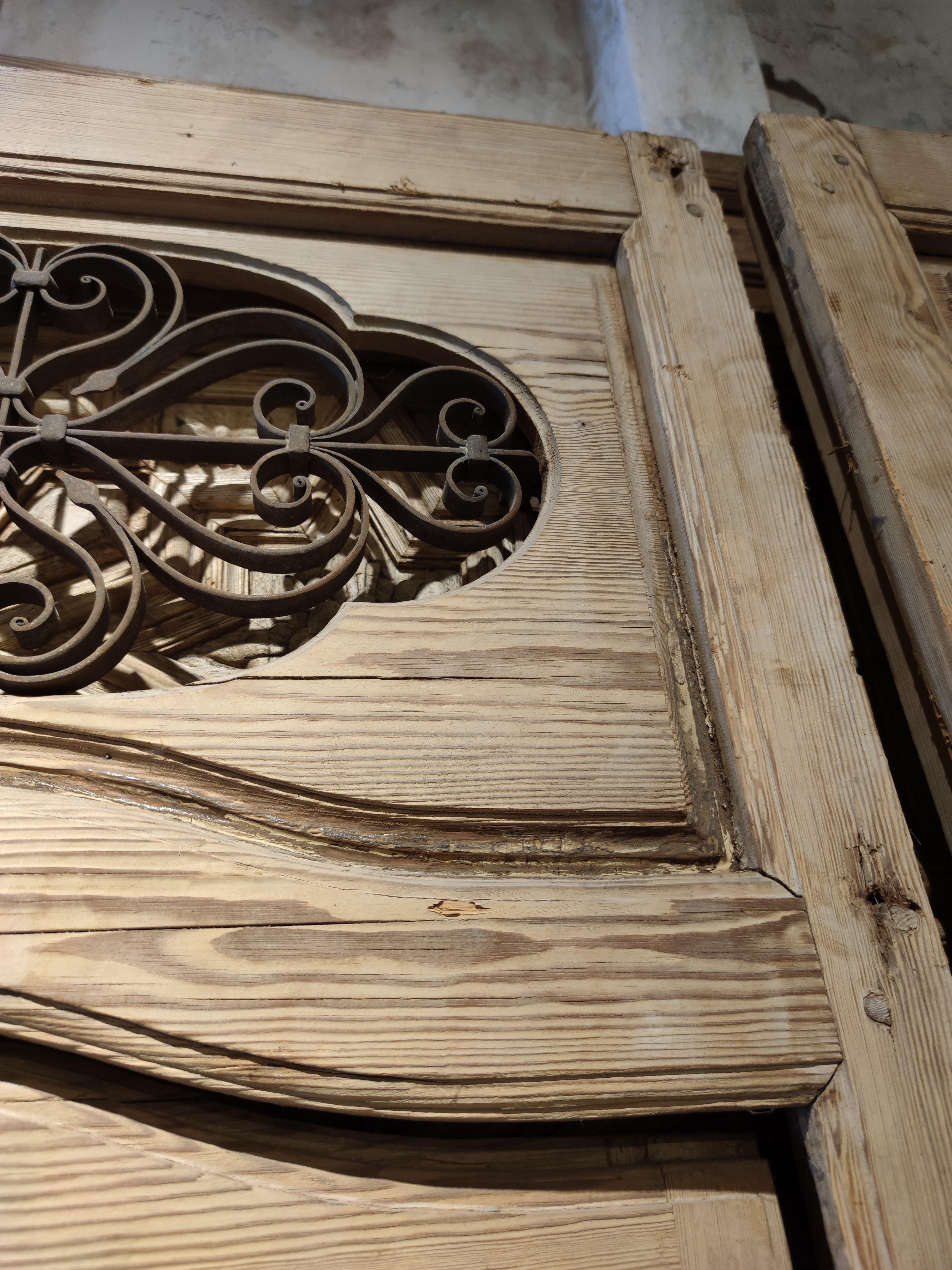 Spanische Andalusianische Doppeltür des 19. Jahrhunderts mit schmiedeeisernem Dekorationsgitter (Holz) im Angebot