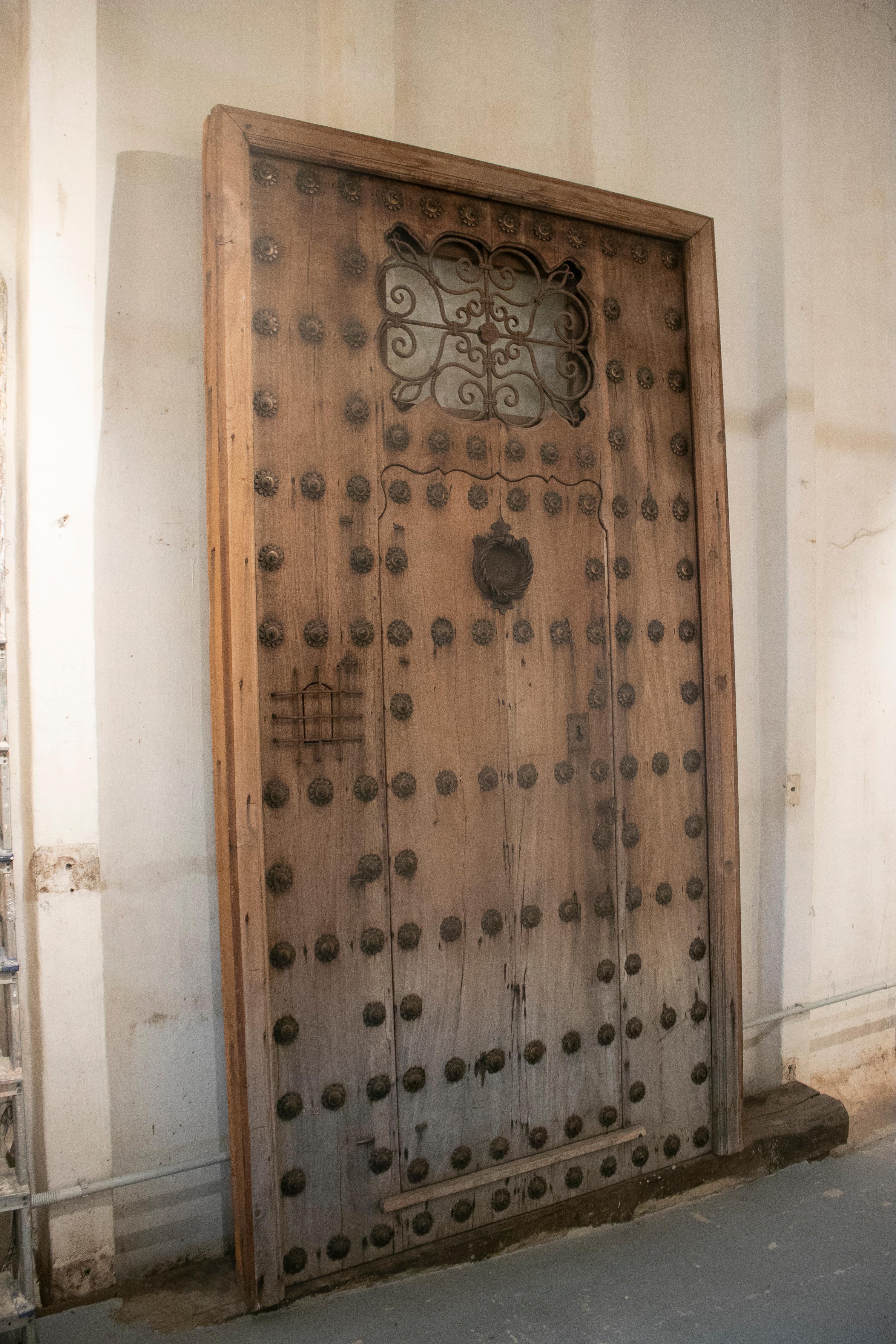 19th century Spanish Andalusian iron studded main door with frame.

Dimension with frame: 290x159x11cm
Dimensions without frame: 282x140cm
Small door dimensions: 230x72cm.