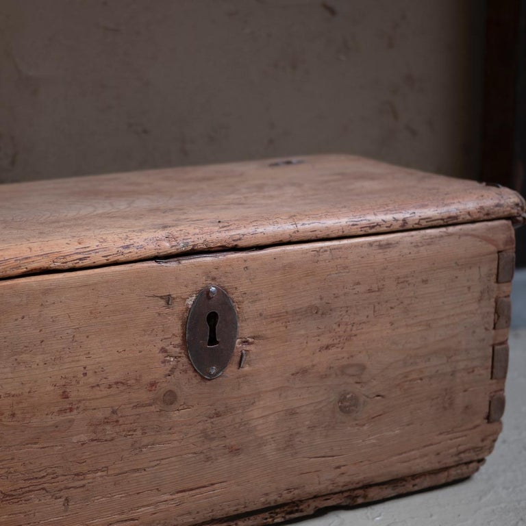 19th Century Primitive Antique Wooden Box from Spain In Good Condition For Sale In Kawaguchi city, Saitama