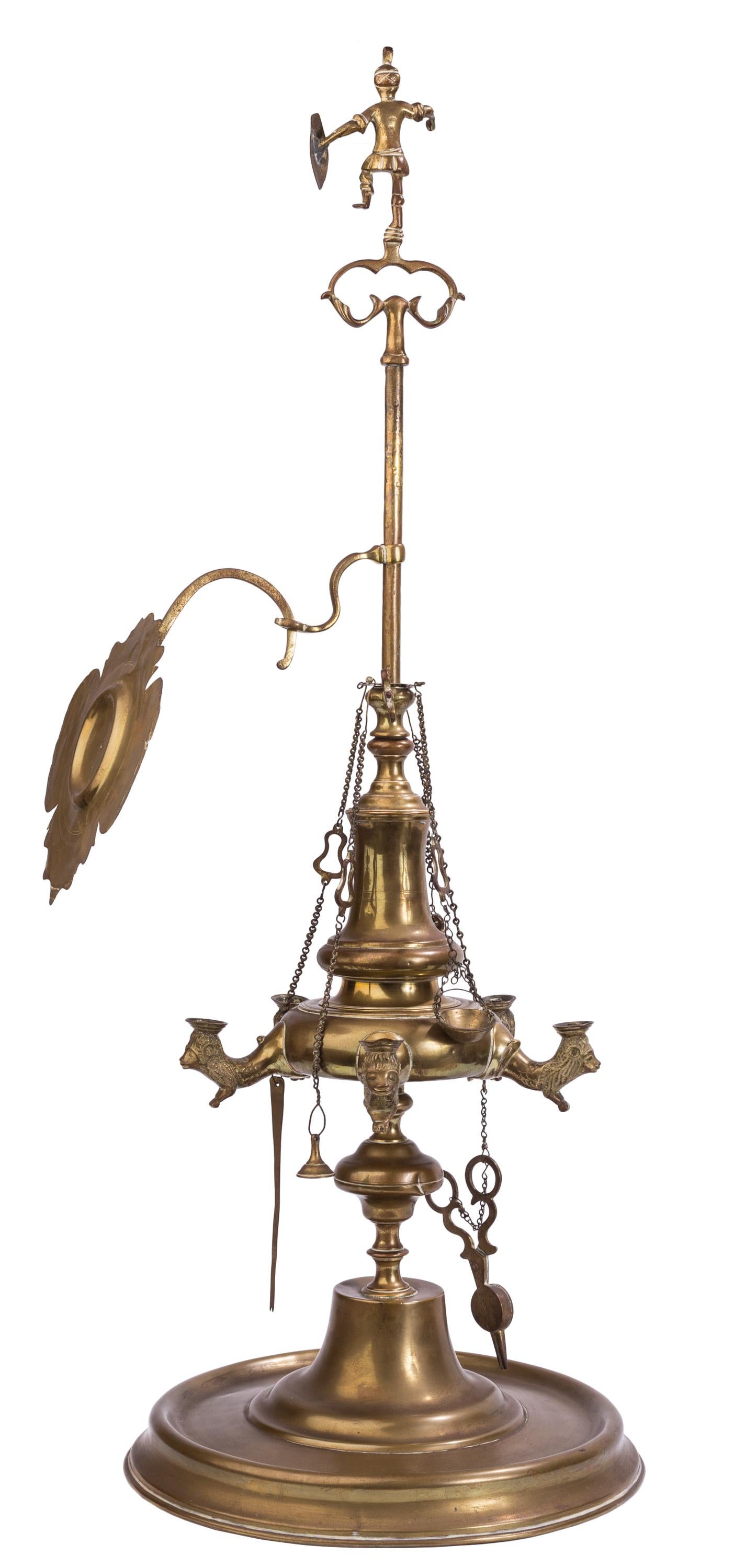 Eine hochdekorative (und funktionelle) spanische Stehlampe aus Messing, im andalusisch-arabischen oder islamischen Stil. Die fünf abstrahierten Löwen, die das Ölreservoir umranden und die brennenden Dochte tragen, erinnern an die Löwenskulpturen,