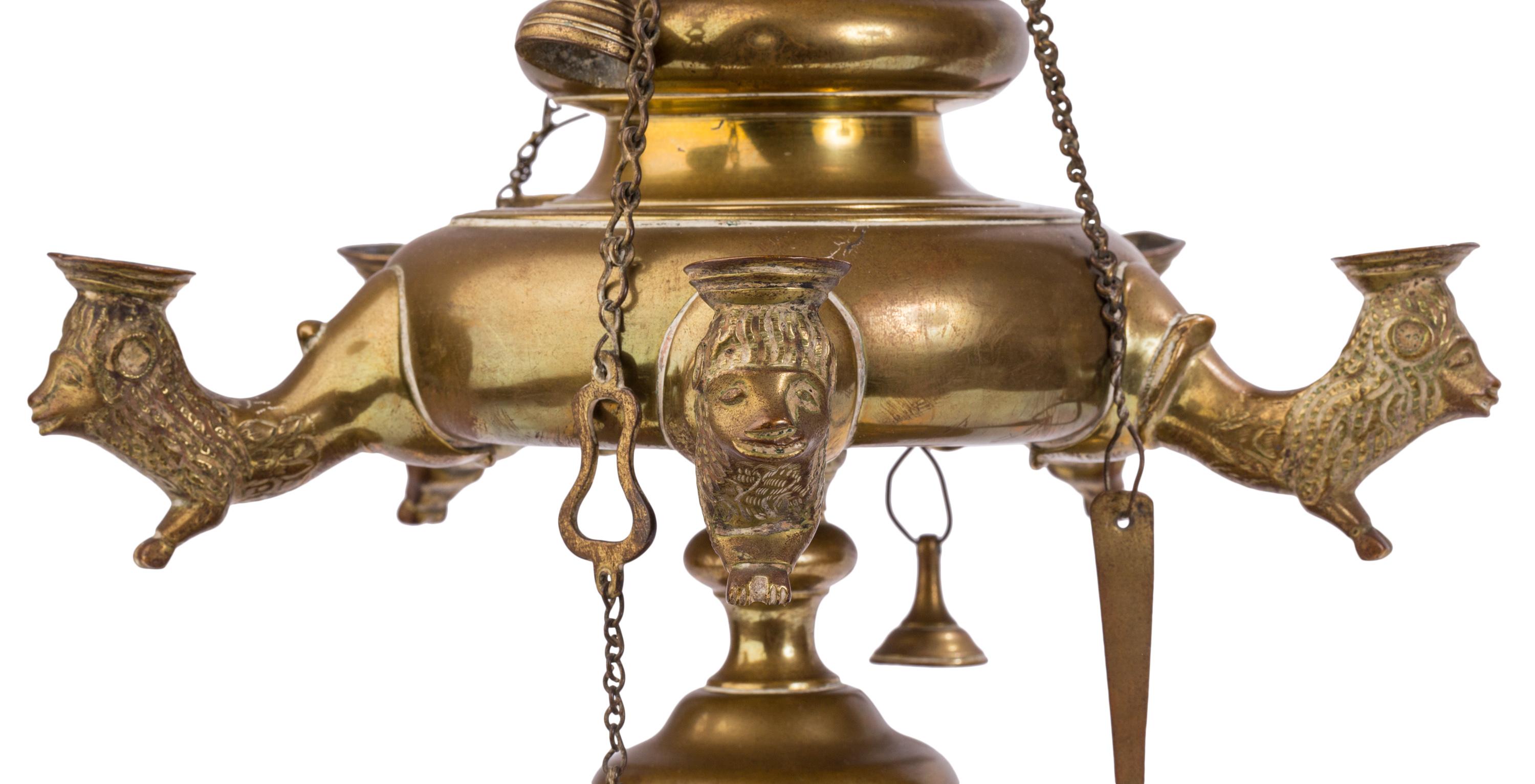 Spanische Öllampe aus Messing im arabischen und islamischen Stil des 19. Jahrhunderts mit Alhambra-Löwen im Zustand „Gut“ im Angebot in Madrid, ES