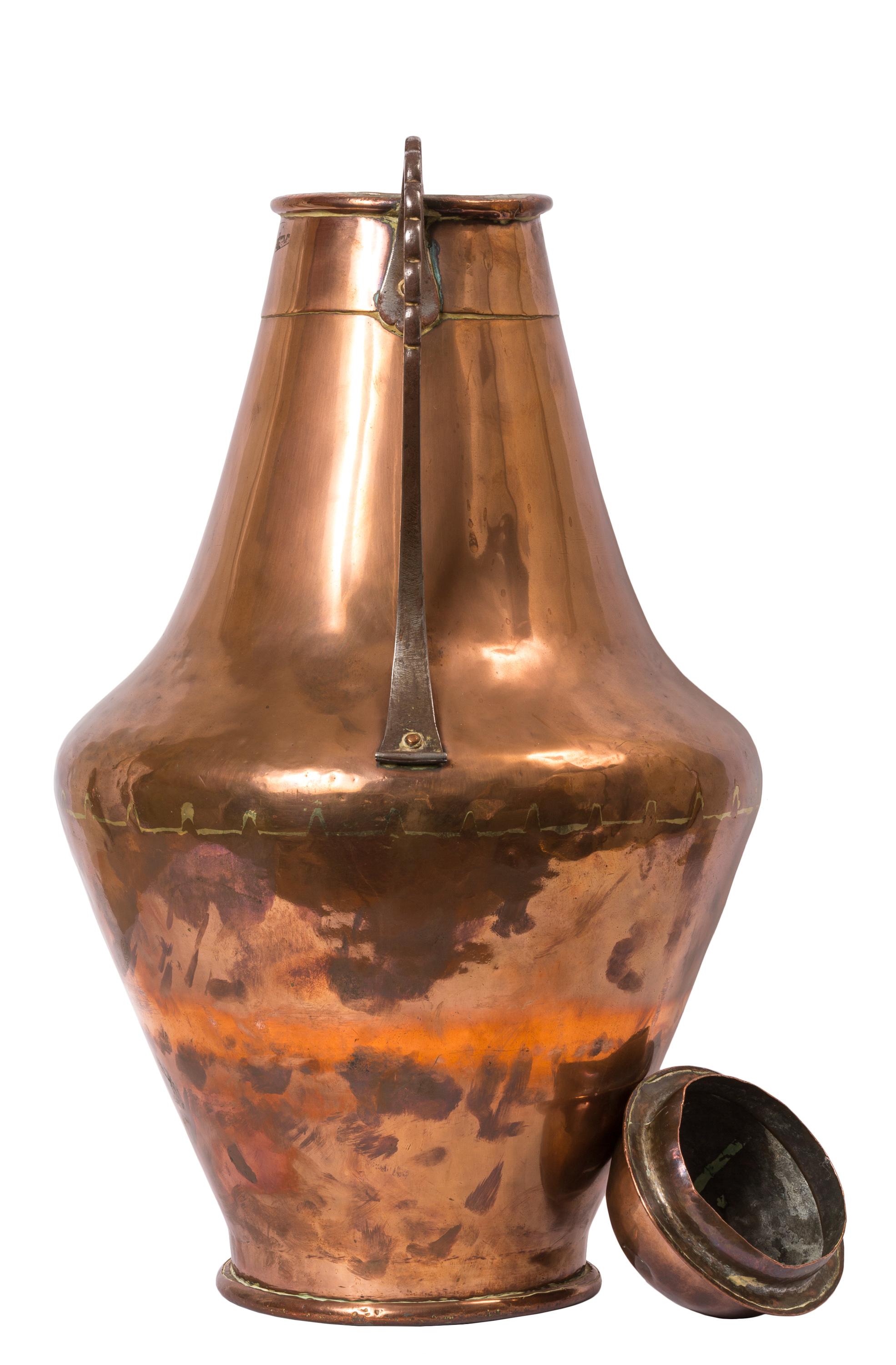 Pichet à deux poignées en cuivre de style arabe espagnol du 19ème siècle avec support en fer forgé en vente 2