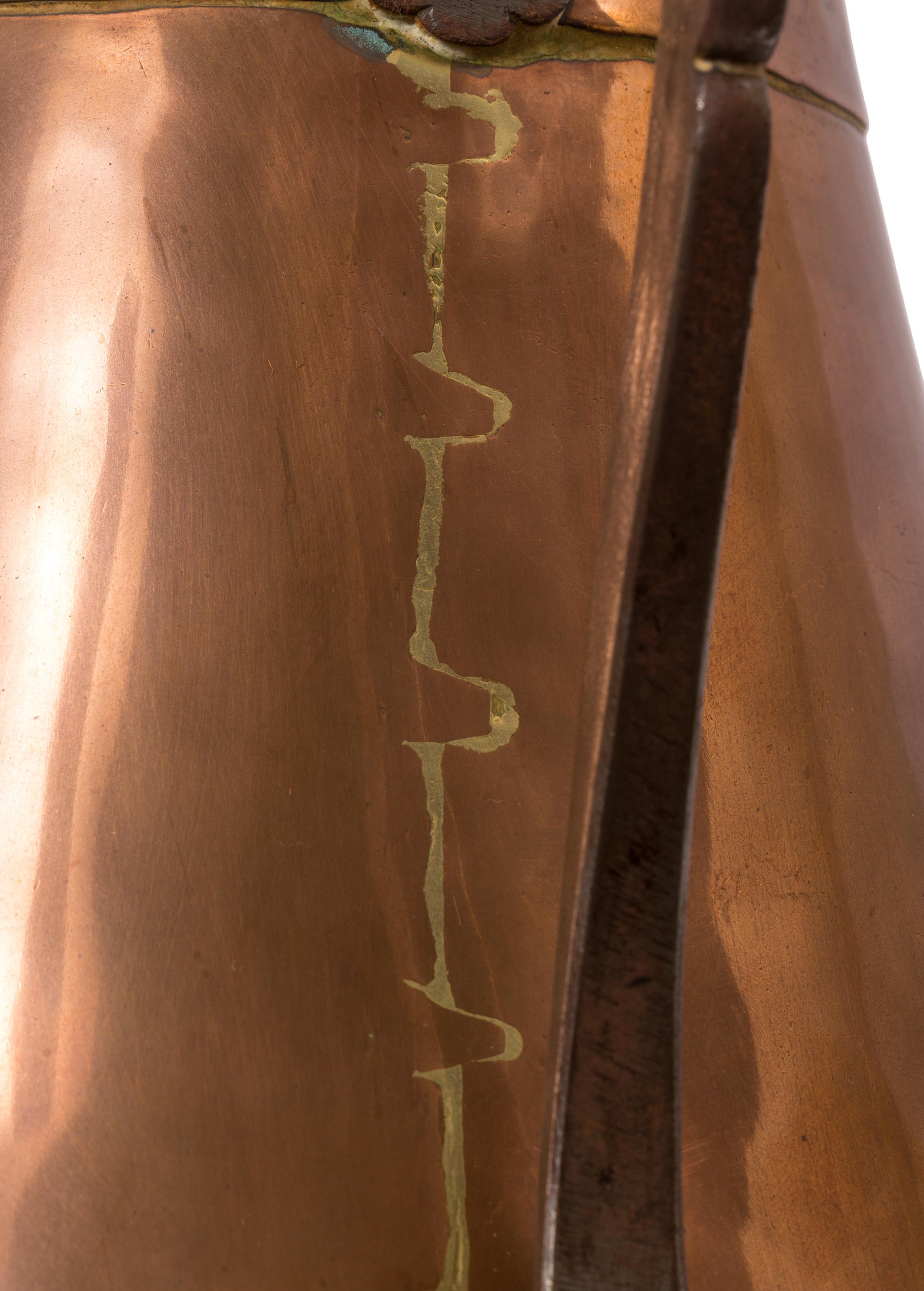 Pichet à deux poignées en cuivre de style arabe espagnol du 19ème siècle avec support en fer forgé en vente 3