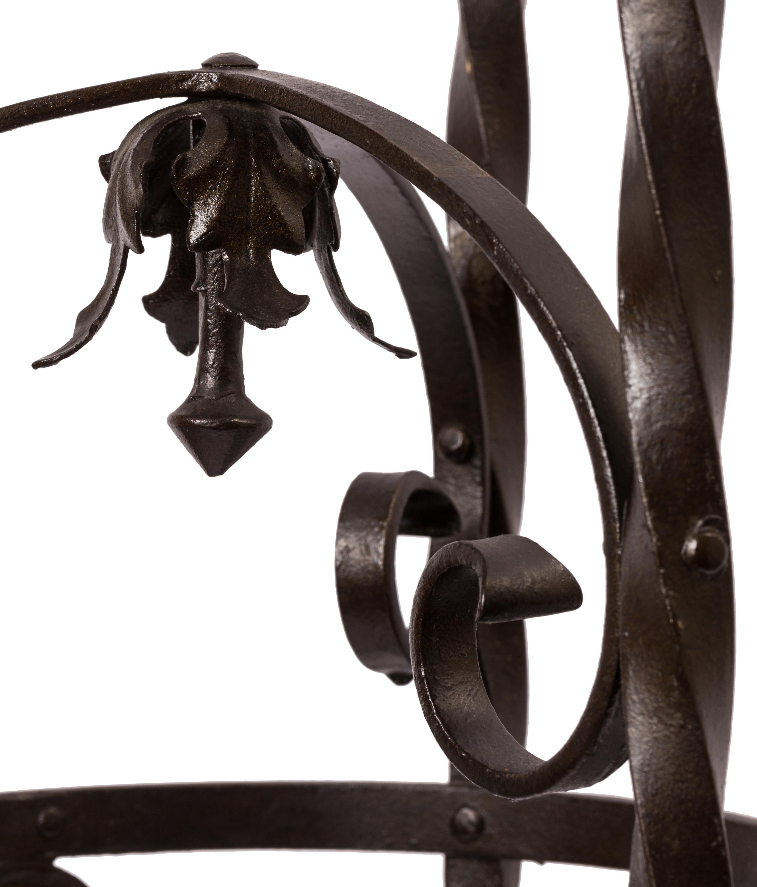 Espagnol Pichet à deux poignées en cuivre de style arabe espagnol du 19ème siècle avec support en fer forgé en vente