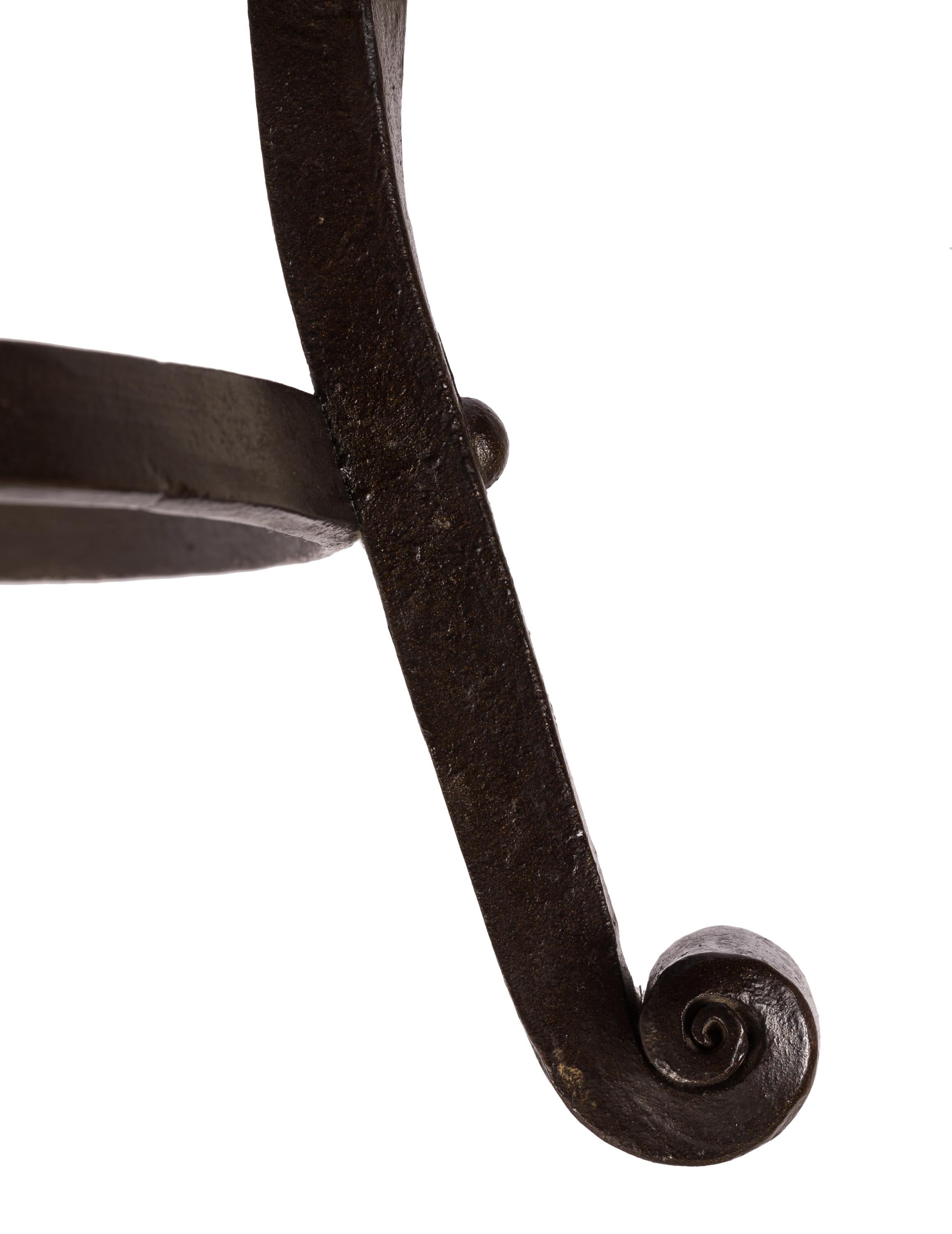 Fait main Pichet à deux poignées en cuivre de style arabe espagnol du 19ème siècle avec support en fer forgé en vente