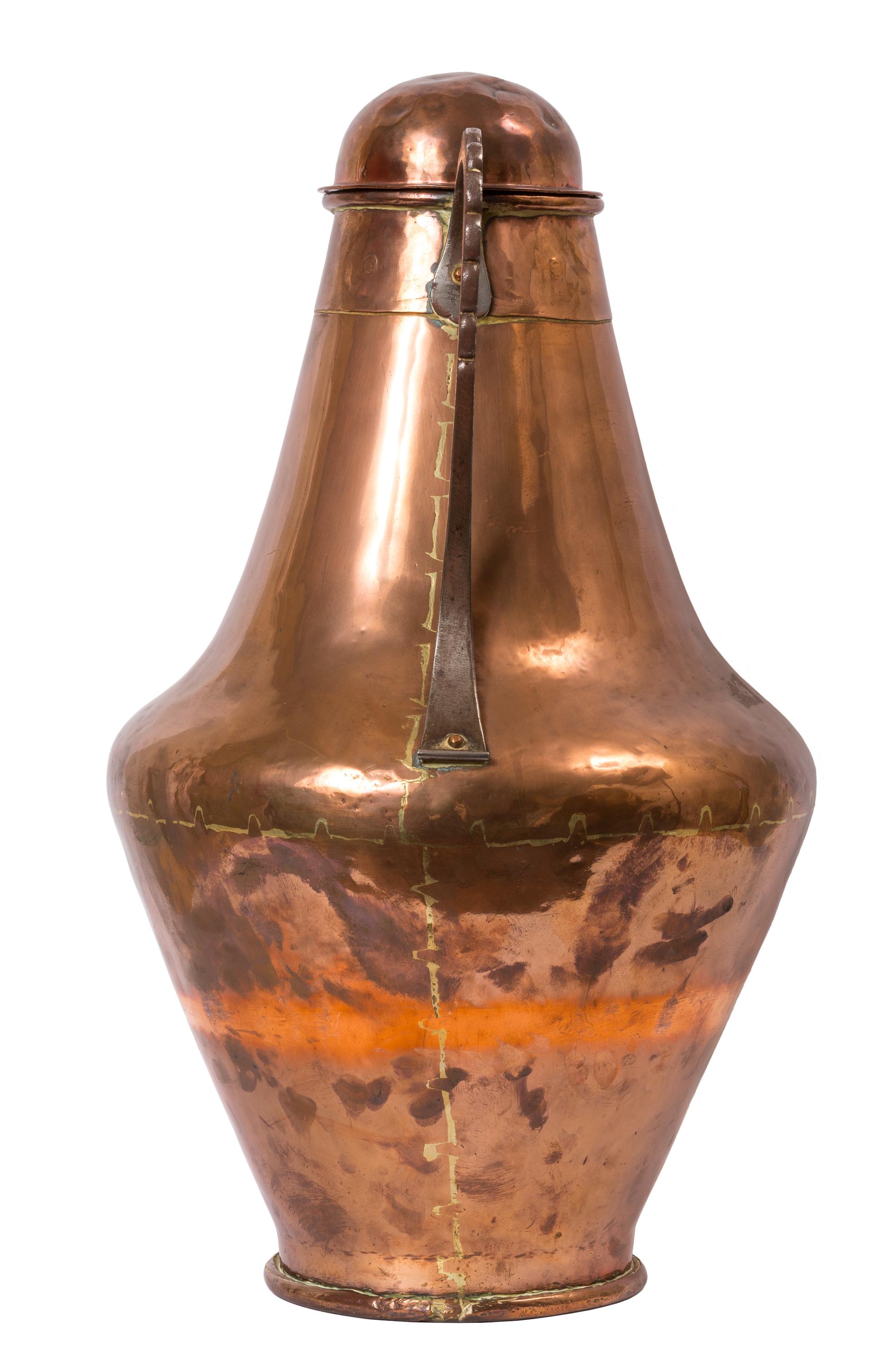 XIXe siècle Pichet à deux poignées en cuivre de style arabe espagnol du 19ème siècle avec support en fer forgé en vente