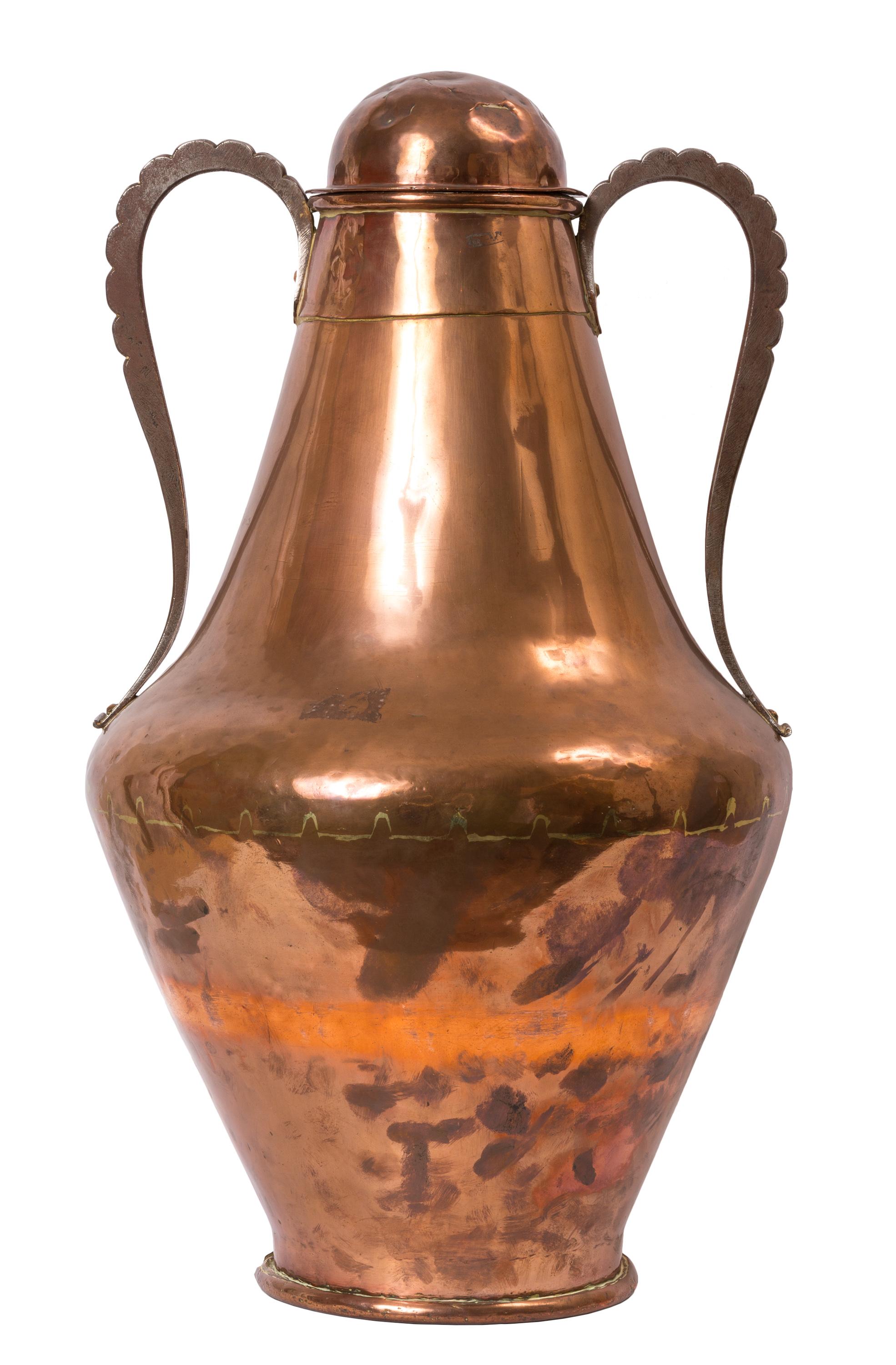 19. Jahrhundert Spanischer Kupferkrug im arabischen Stil des 19. Jahrhunderts mit zwei Henkeln und Schmiedeeisenständer im Angebot 3