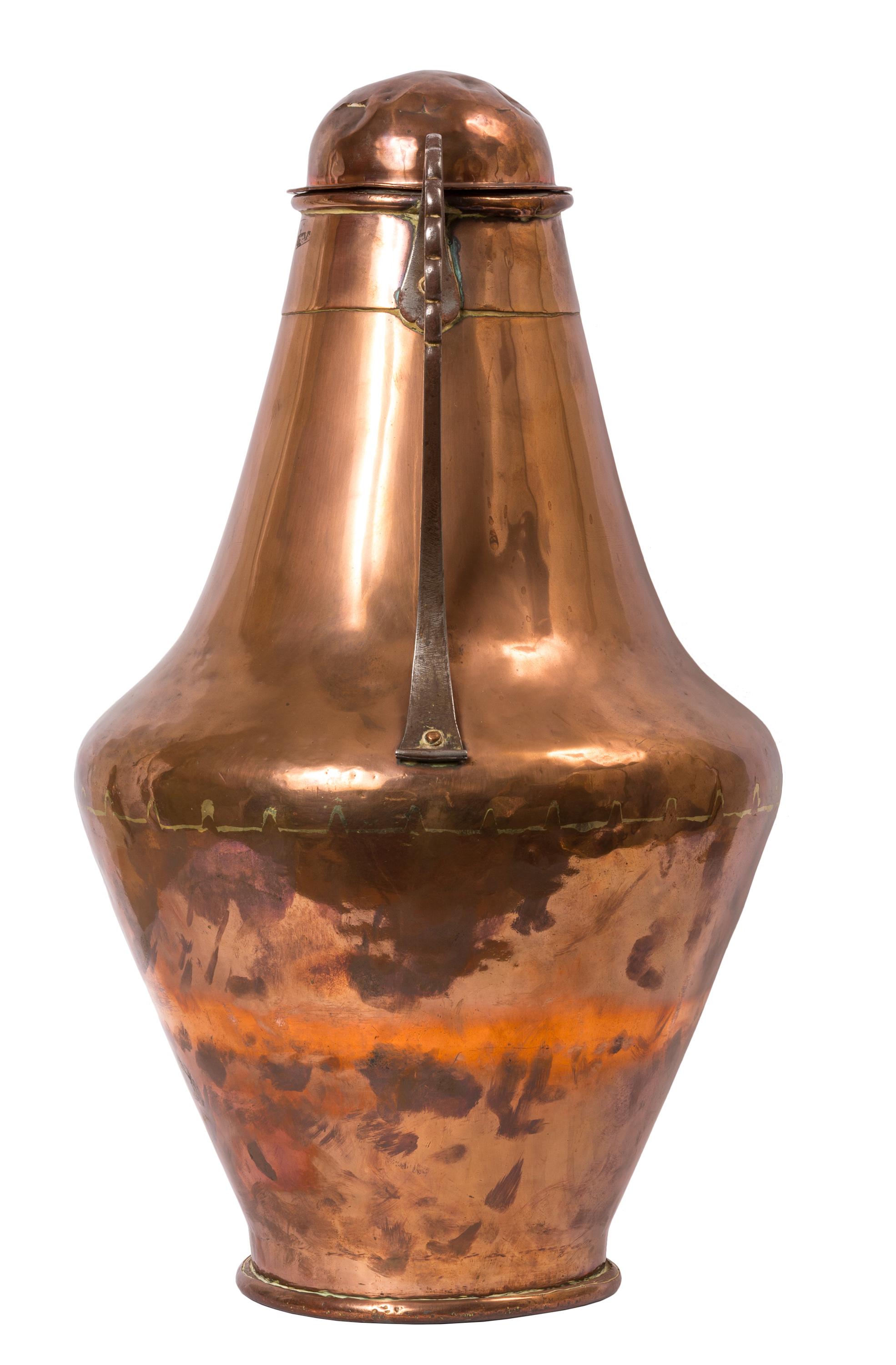 Pichet à deux poignées en cuivre de style arabe espagnol du 19ème siècle avec support en fer forgé en vente 1