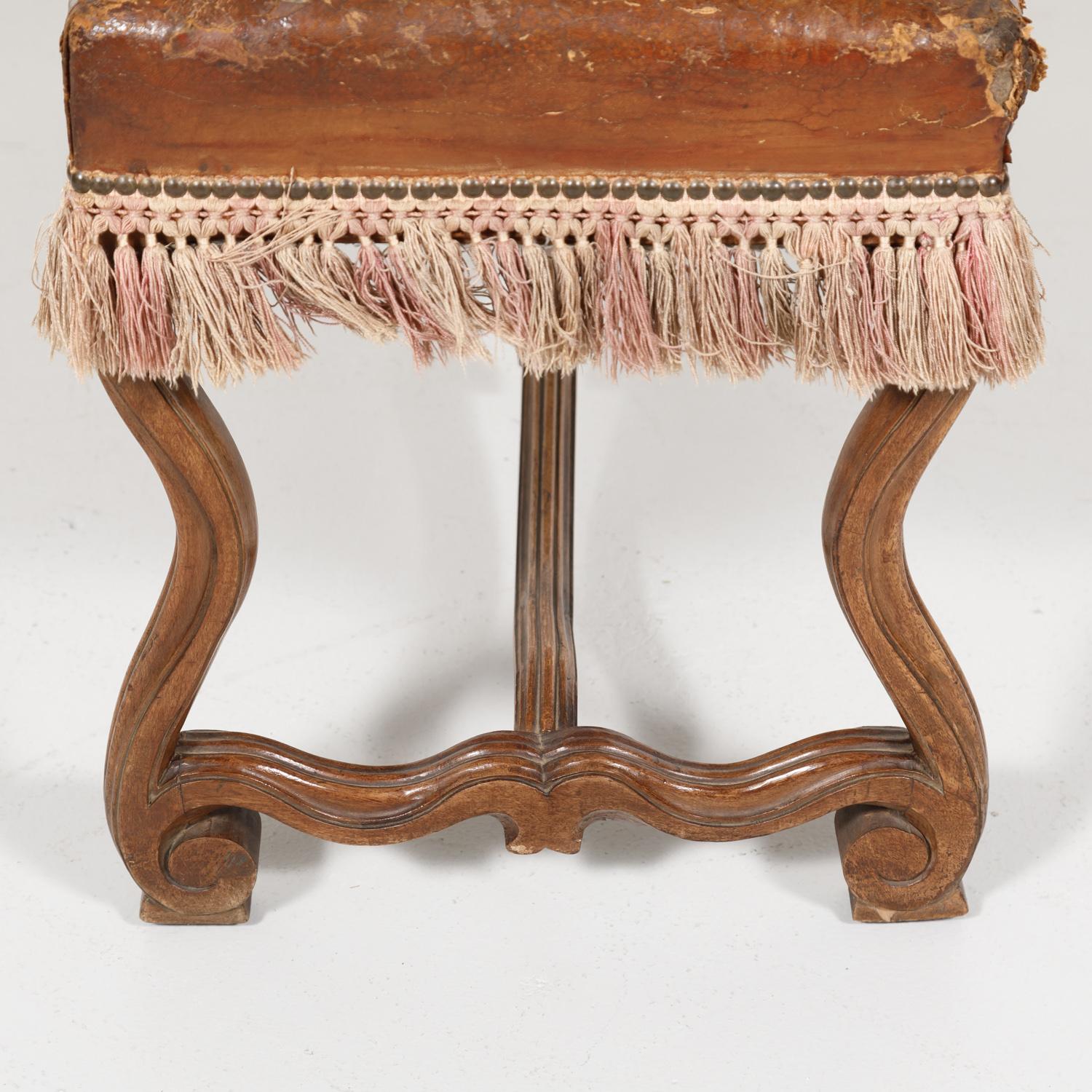 Banc espagnol du 19ème siècle en cuir et velours de style Louis XIV sans dossier en vente 6