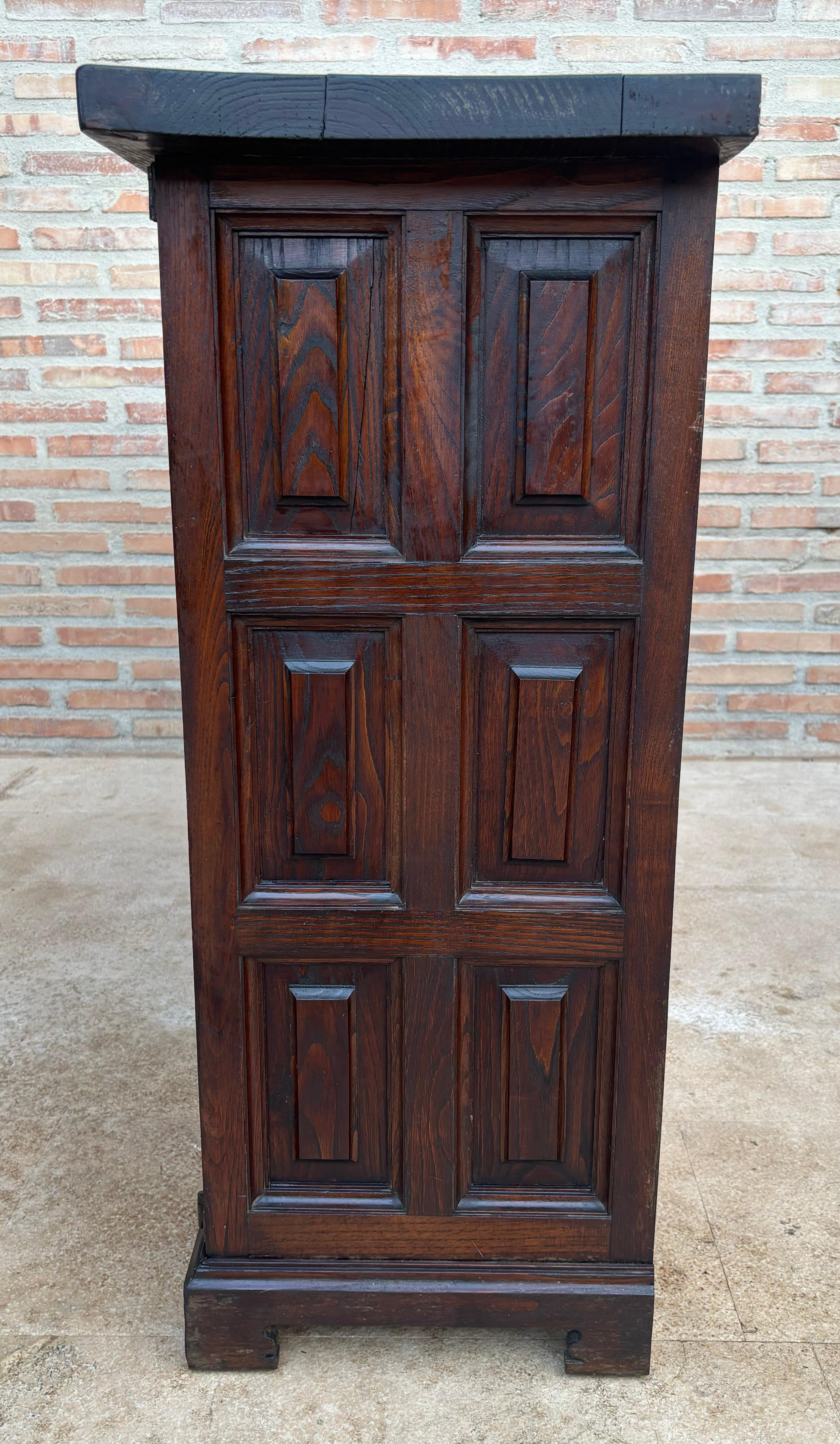 Credenza o buffet a tre ante in legno di noce intagliato barocco spagnolo del XIX secolo in vendita 4