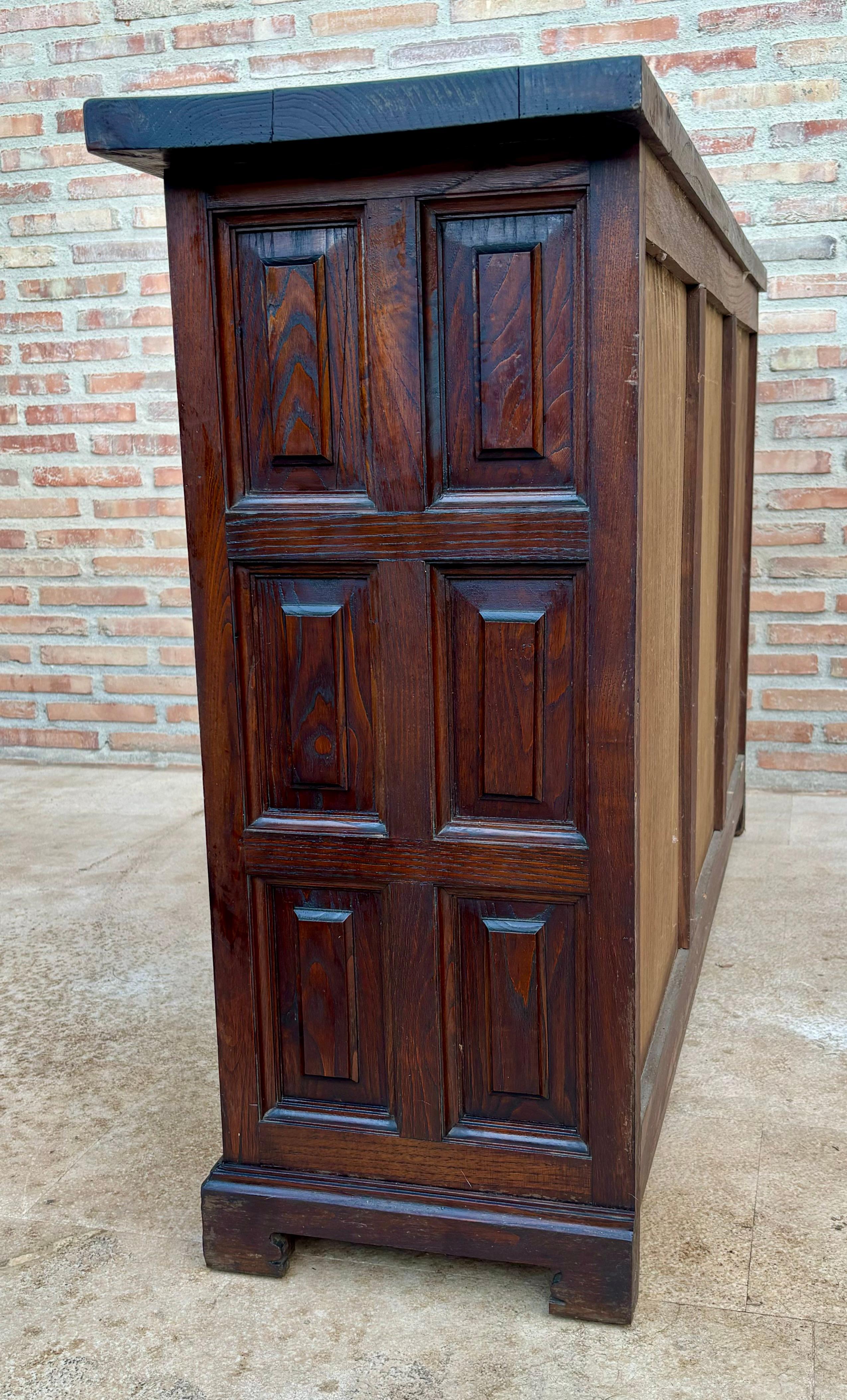 Credenza o buffet a tre ante in legno di noce intagliato barocco spagnolo del XIX secolo in vendita 5