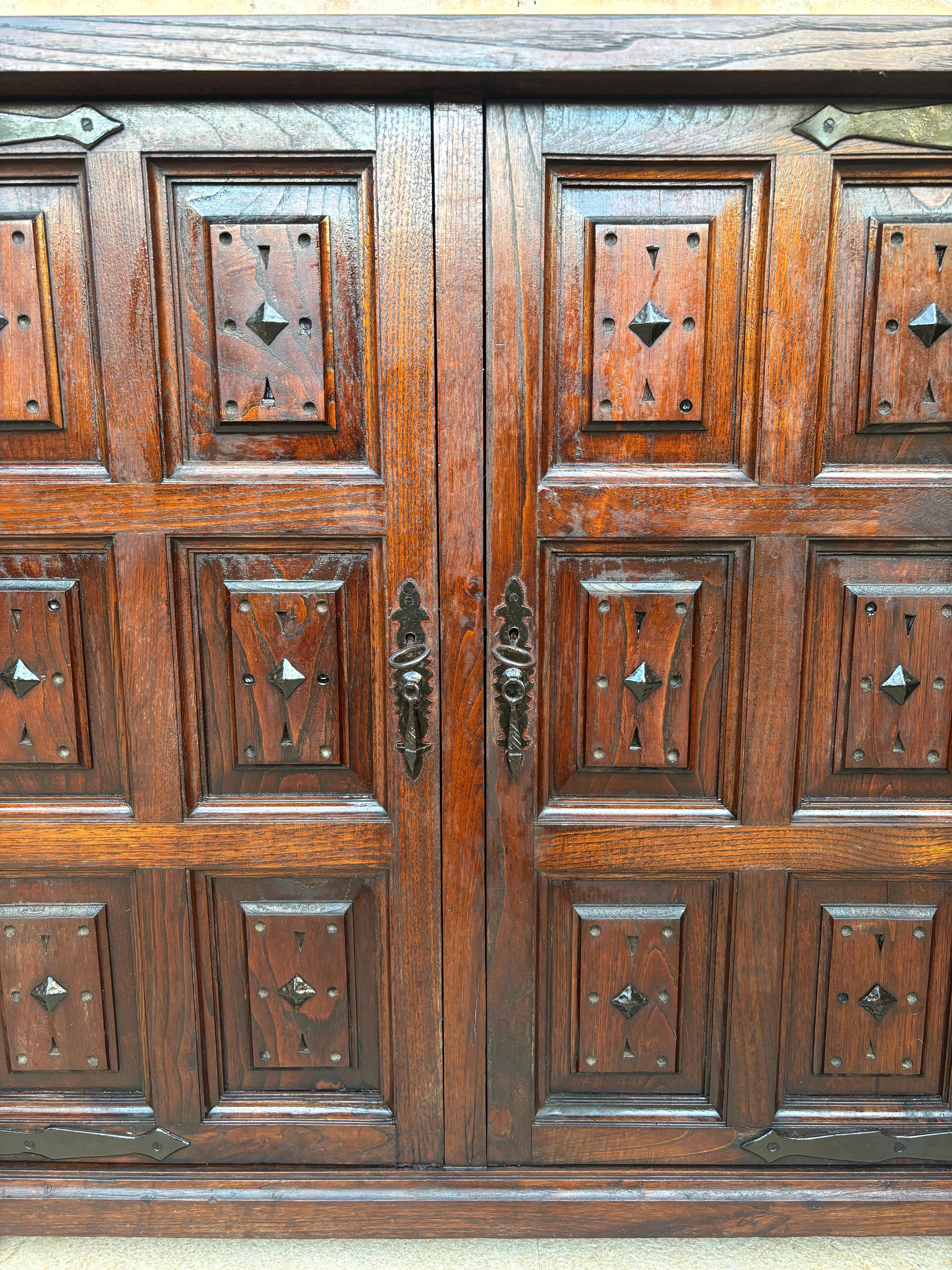 Credenza o buffet a tre ante in legno di noce intagliato barocco spagnolo del XIX secolo in vendita 6