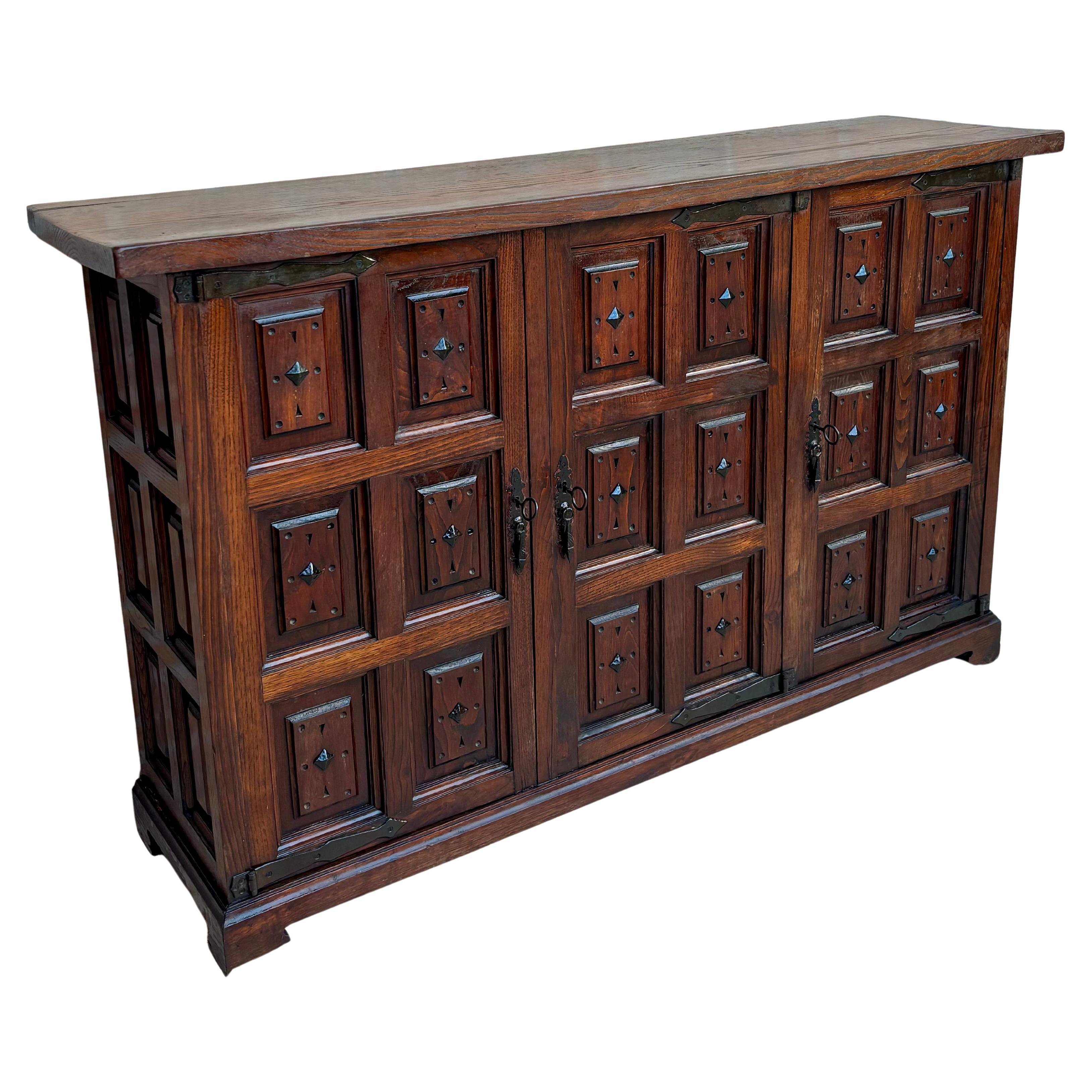 Proveniente dalla Spagna settentrionale, costruito in noce massiccio, il piano rettangolare con bordo modanato sopra una scatola che ospita tre porte, le porte rivestite in noce massiccio e sollevate su una base a plinto.

Questo articolo vintage
