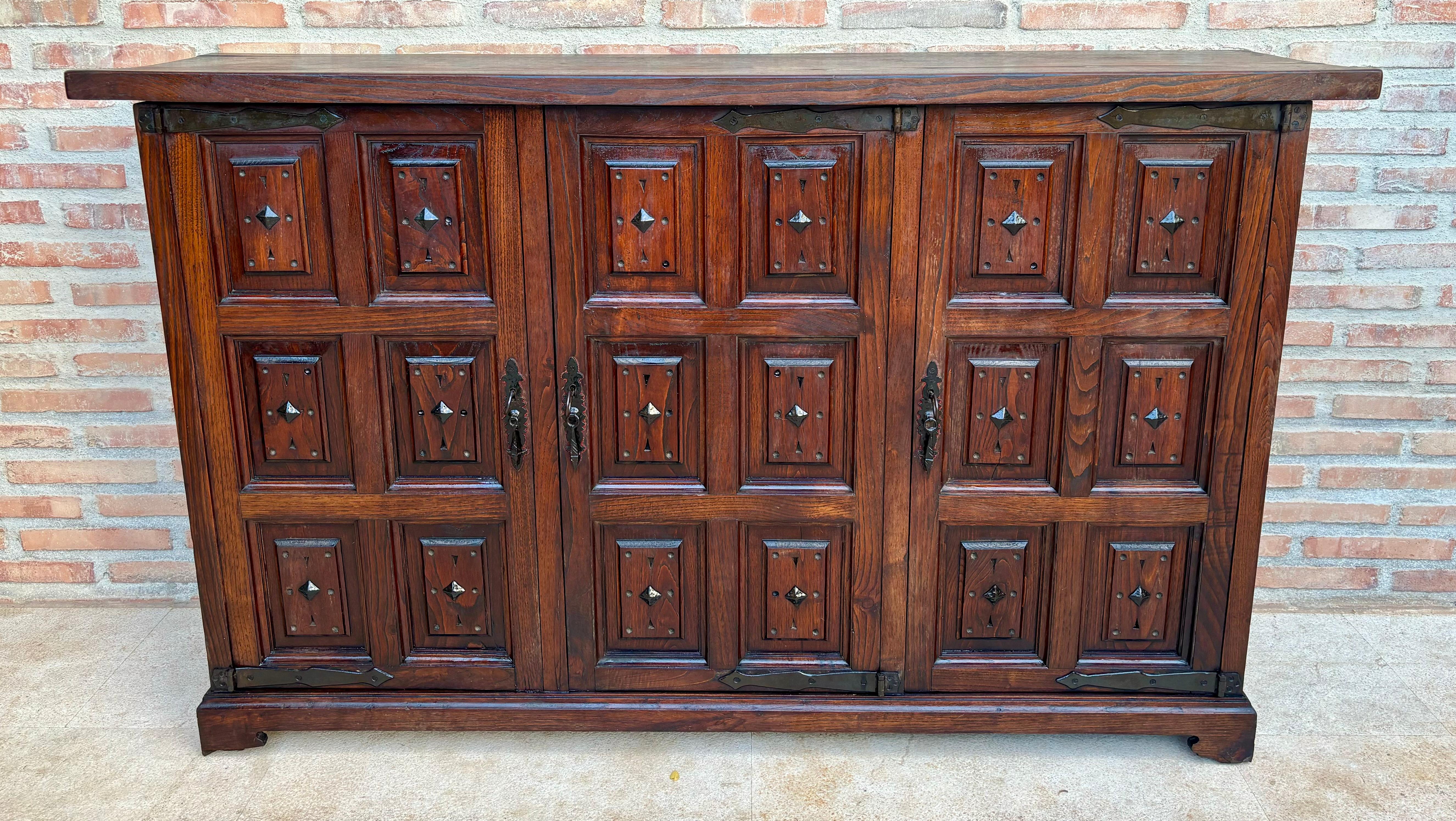 Barocco Credenza o buffet a tre ante in legno di noce intagliato barocco spagnolo del XIX secolo in vendita