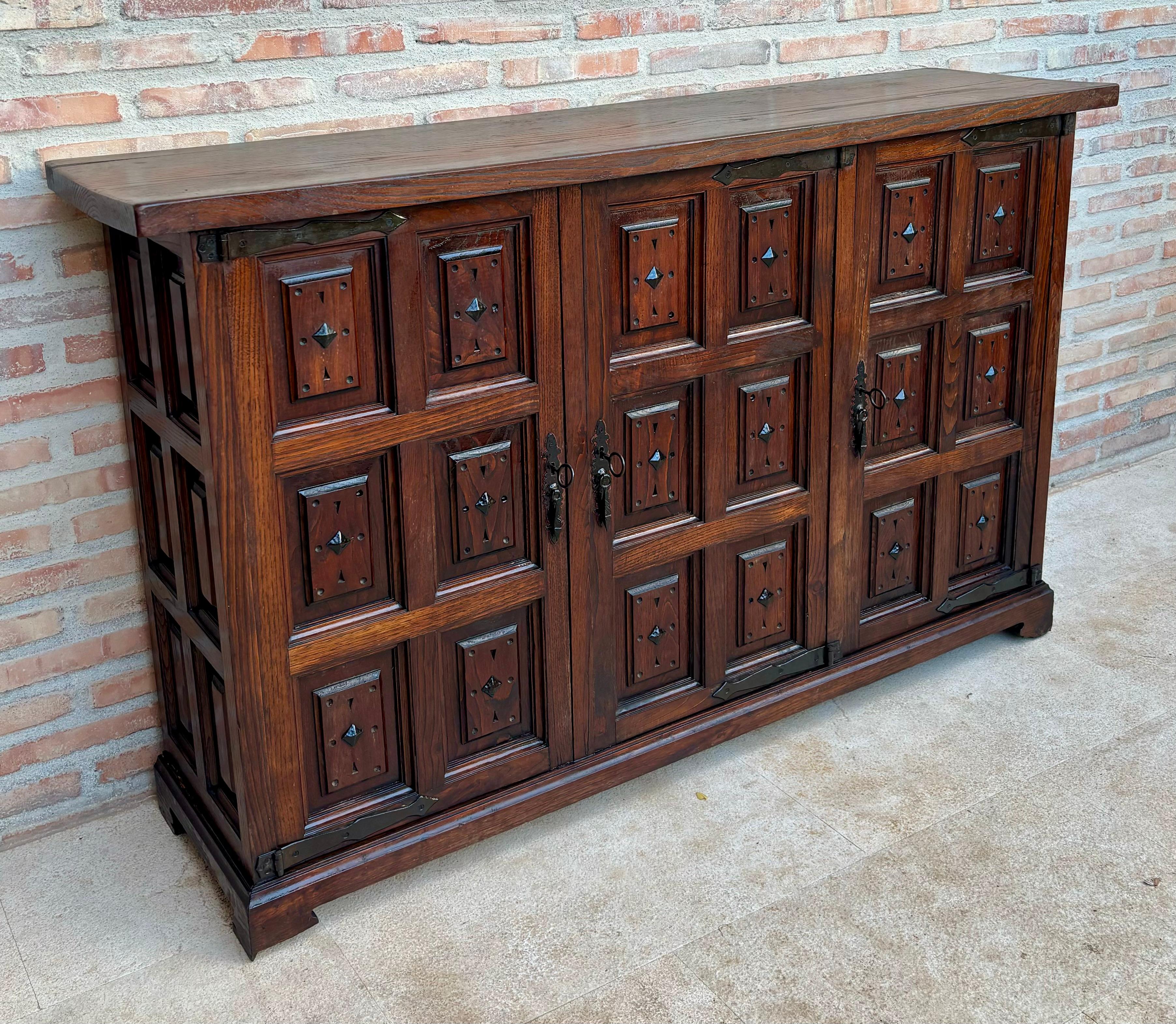 Spagnolo Credenza o buffet a tre ante in legno di noce intagliato barocco spagnolo del XIX secolo in vendita