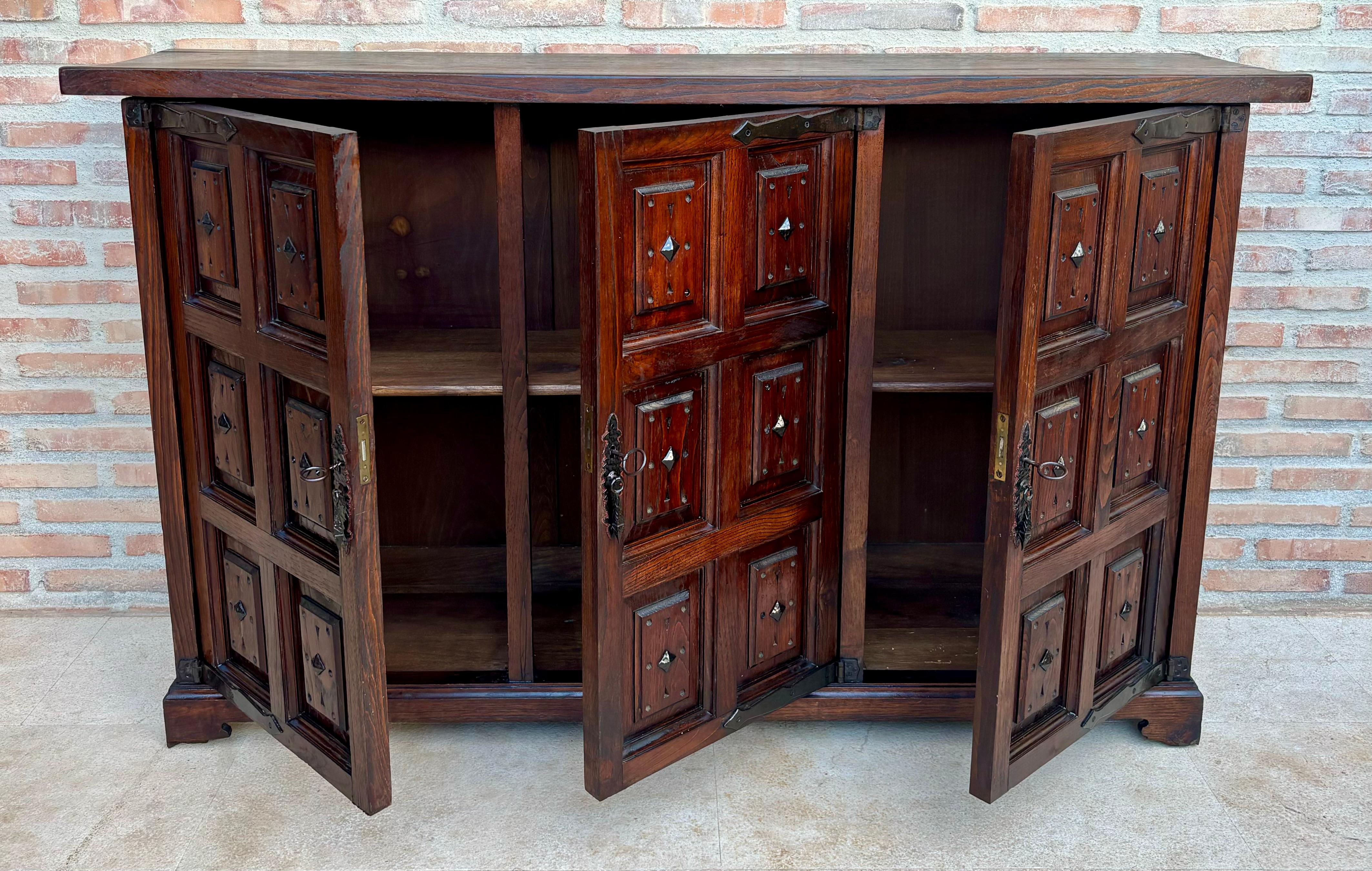 Noce Credenza o buffet a tre ante in legno di noce intagliato barocco spagnolo del XIX secolo in vendita