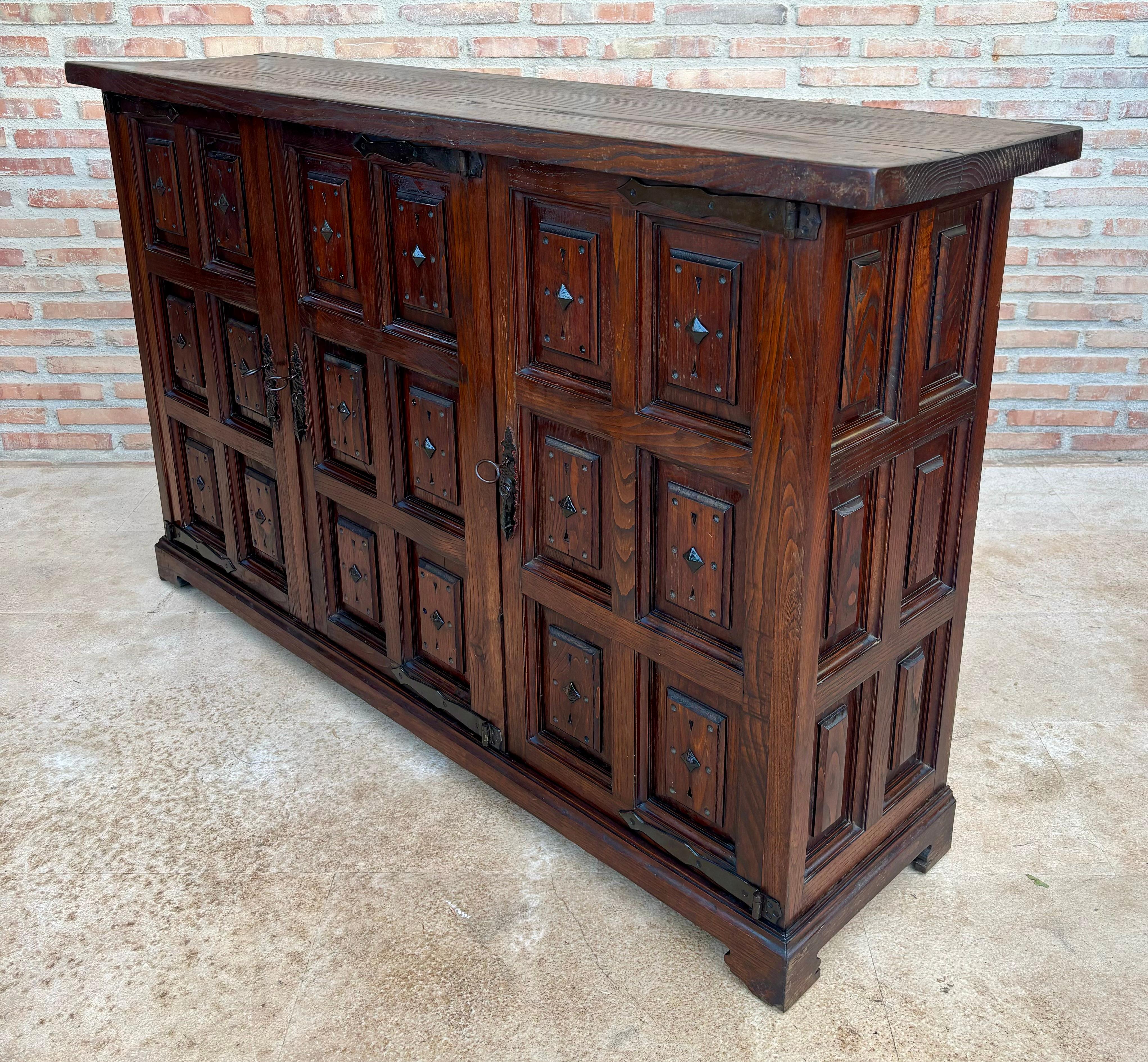 Credenza o buffet a tre ante in legno di noce intagliato barocco spagnolo del XIX secolo in vendita 1