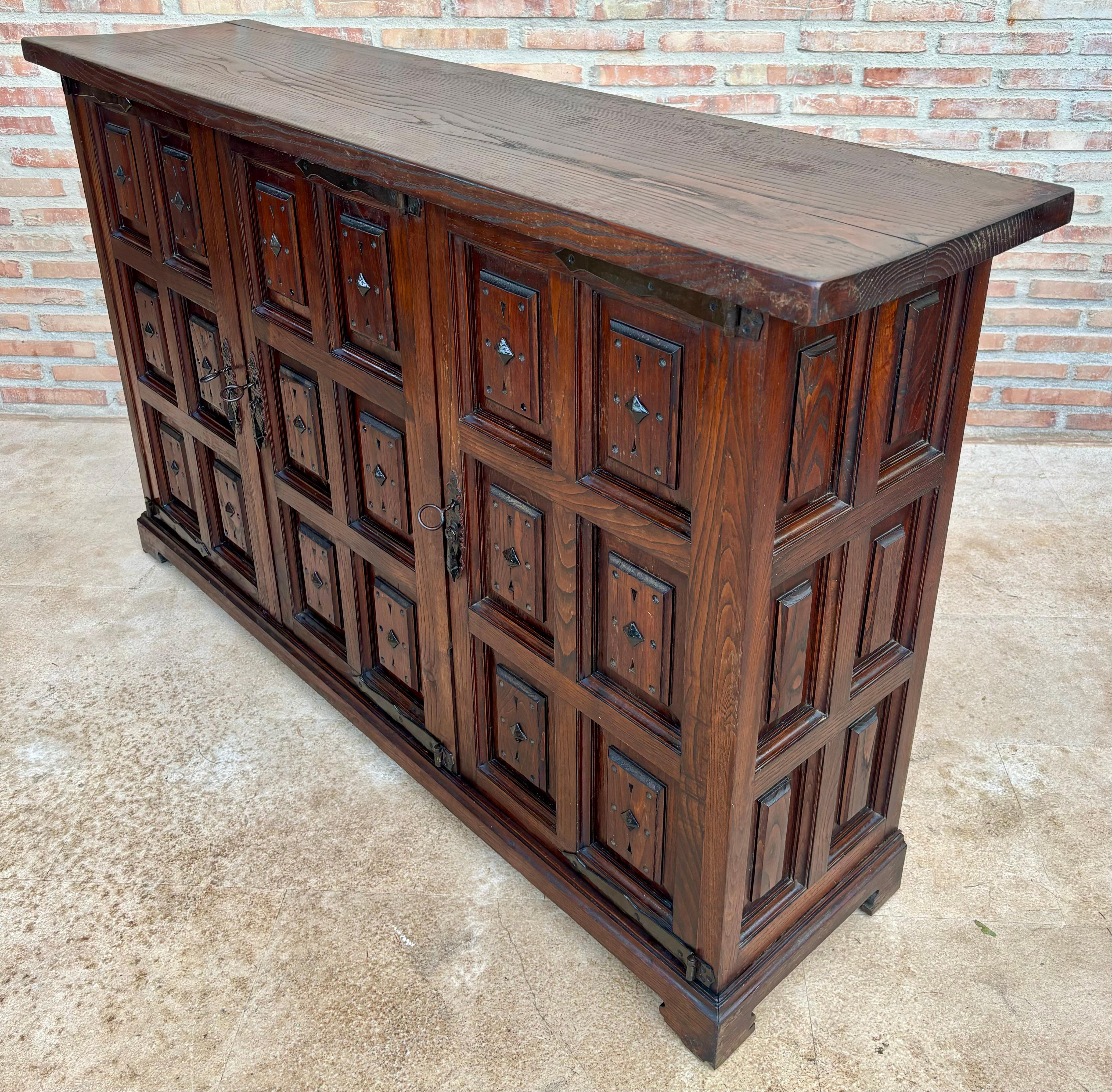 Credenza o buffet a tre ante in legno di noce intagliato barocco spagnolo del XIX secolo in vendita 2