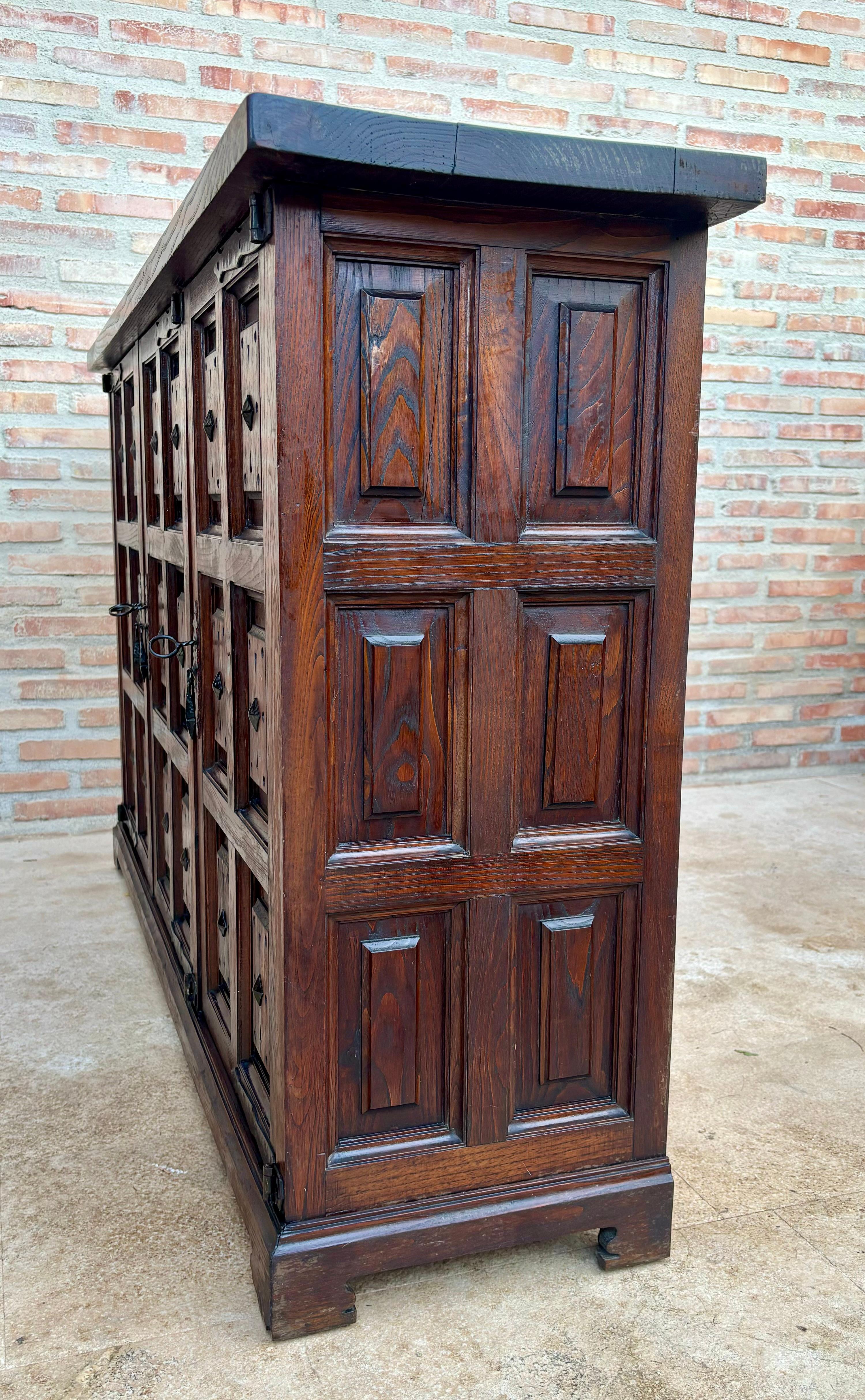 Credenza o buffet a tre ante in legno di noce intagliato barocco spagnolo del XIX secolo in vendita 3