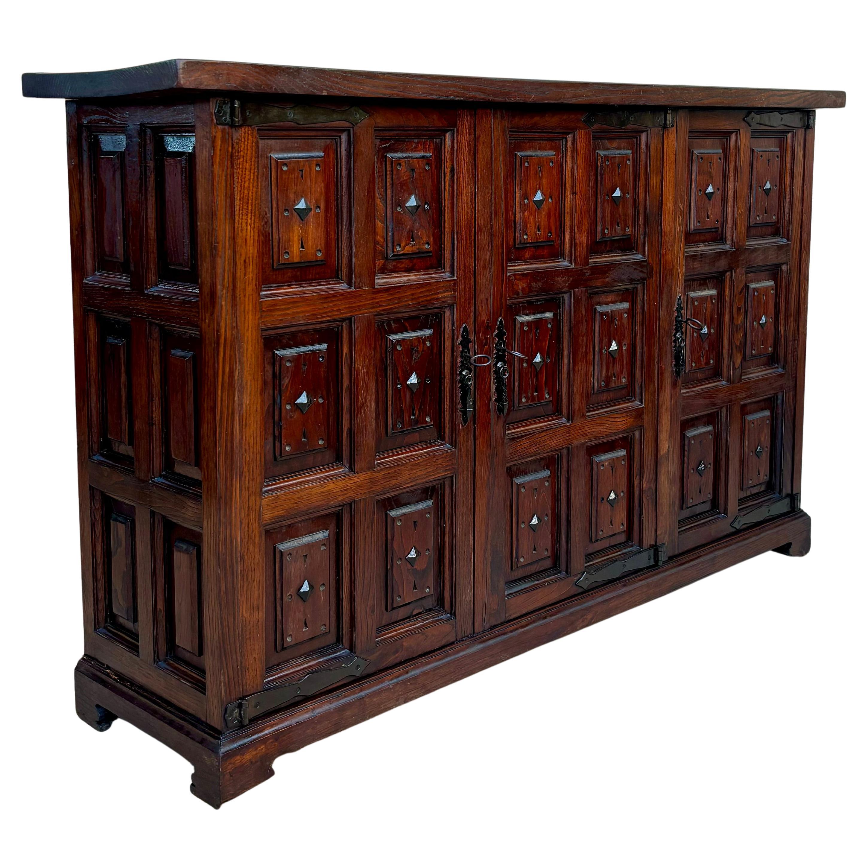 Credenza o buffet a tre ante in legno di noce intagliato barocco spagnolo del XIX secolo in vendita