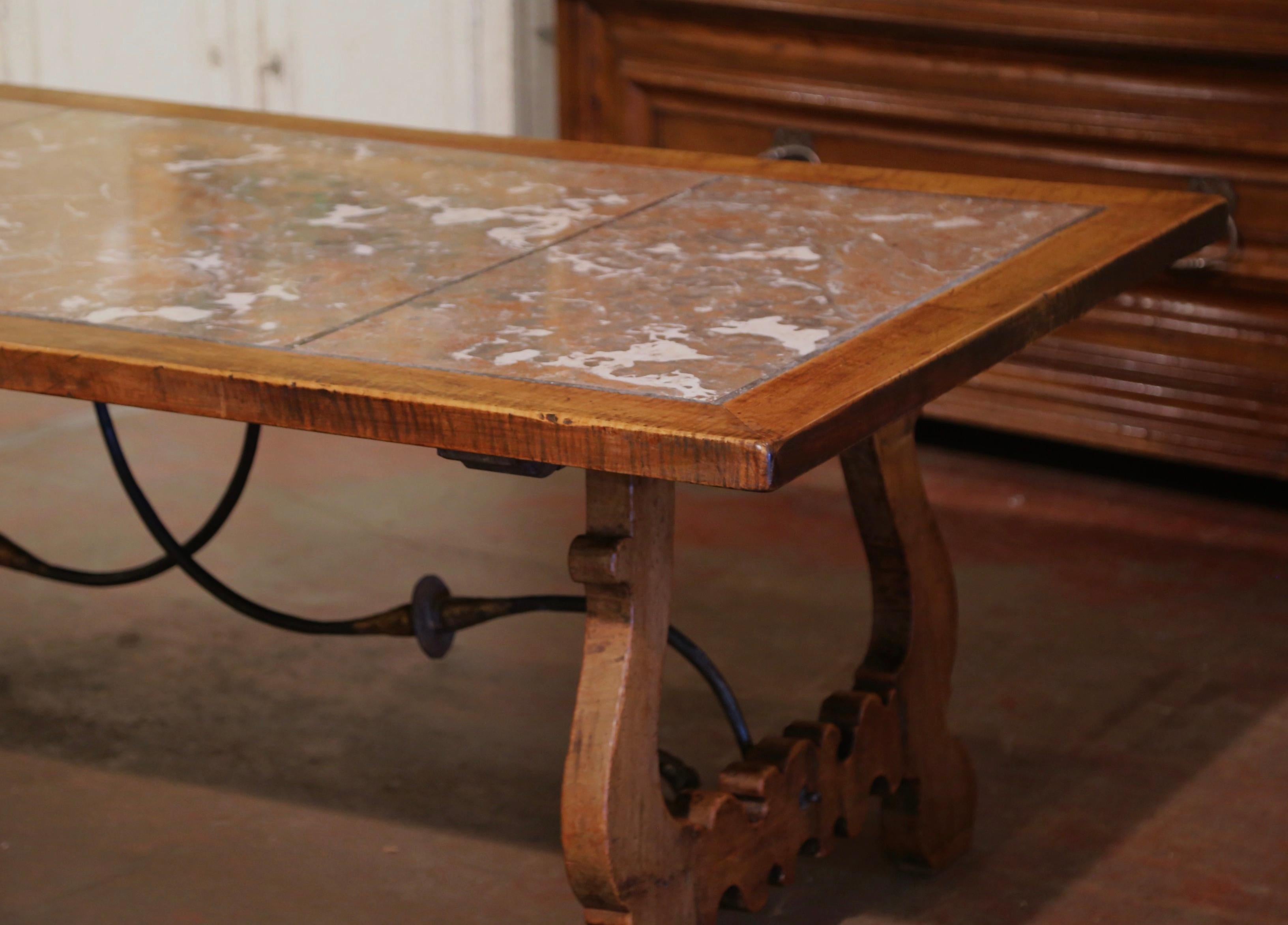 Table de salle à manger baroque espagnole du XIXe siècle à plateau en marbre sculpté, en noyer et en fer Excellent état - En vente à Dallas, TX
