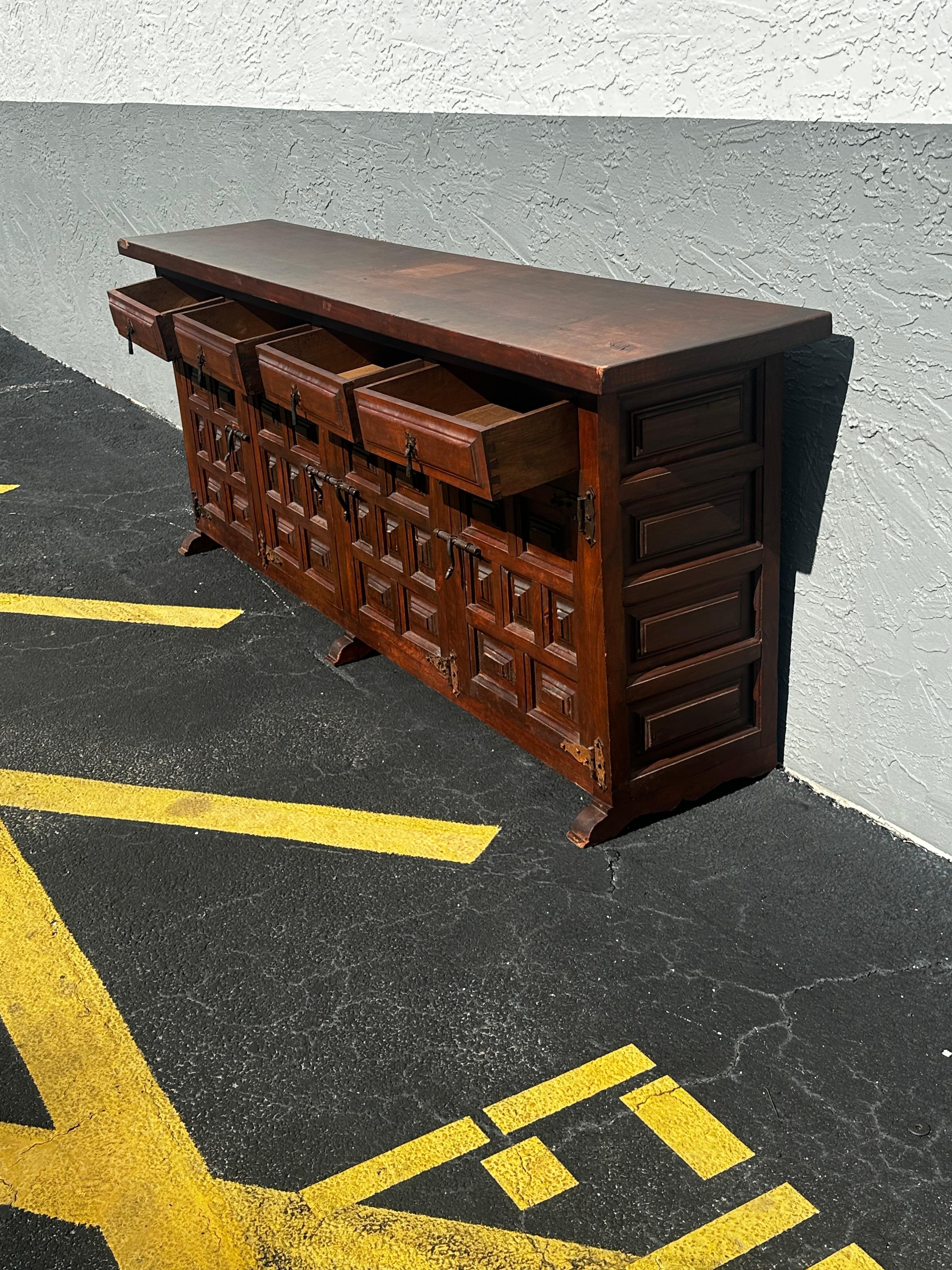 Meuble de rangement à panneaux latéraux baroque espagnol du 19e siècle en vente 3