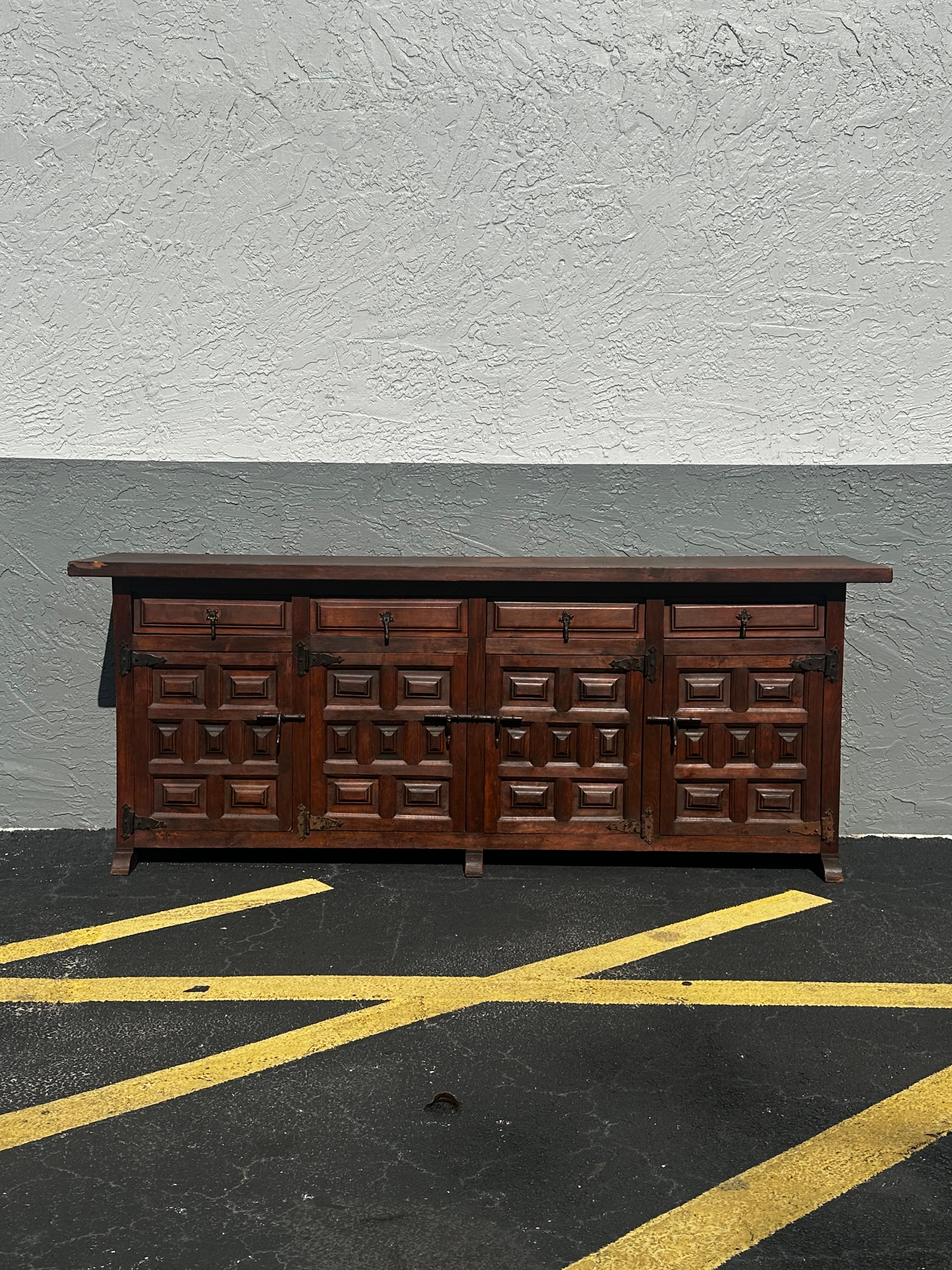 Meuble de rangement à panneaux latéraux baroque espagnol du 19e siècle en vente 4