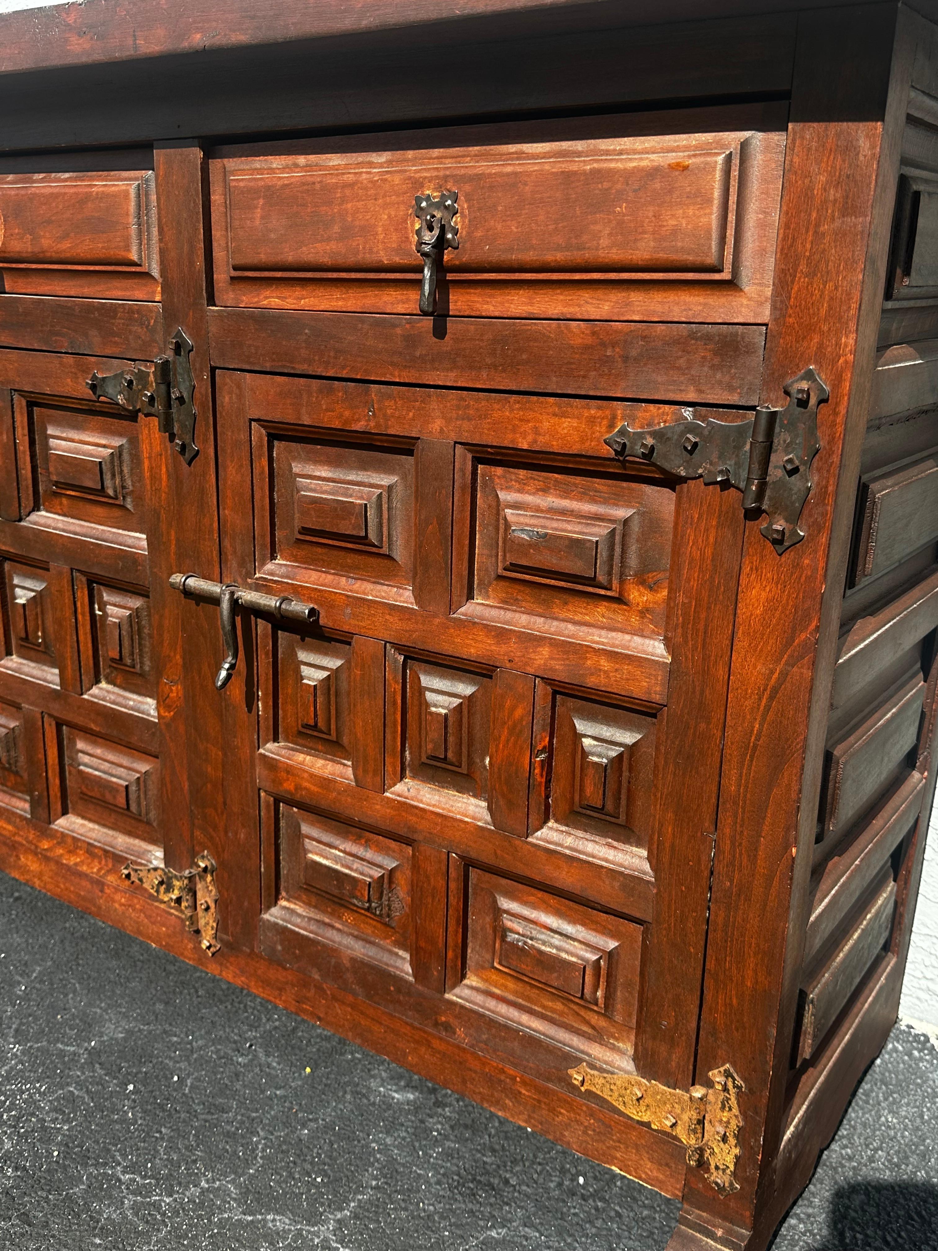 Meuble de rangement à panneaux latéraux baroque espagnol du 19e siècle en vente 5