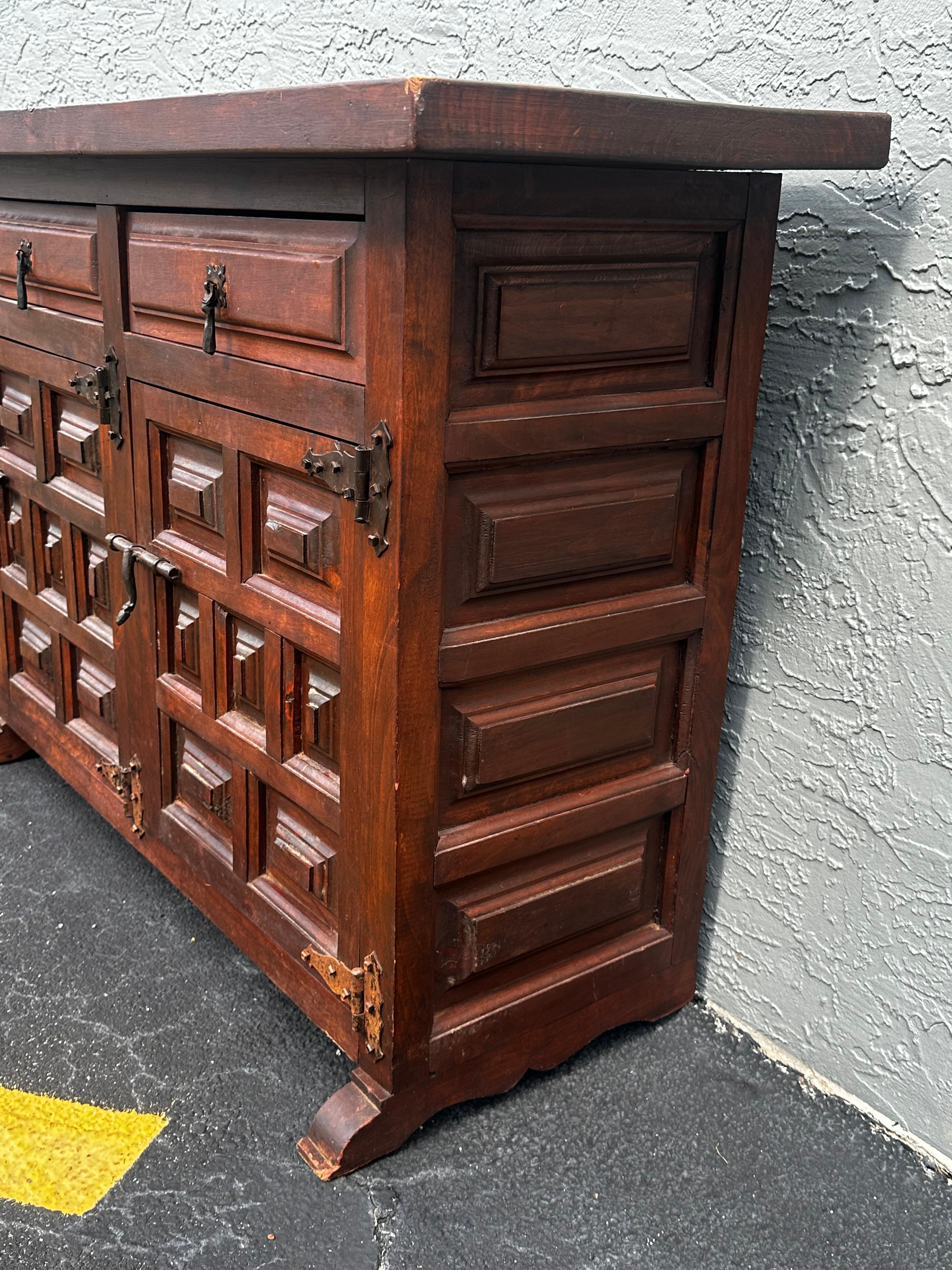 Meuble de rangement à panneaux latéraux baroque espagnol du 19e siècle en vente 6