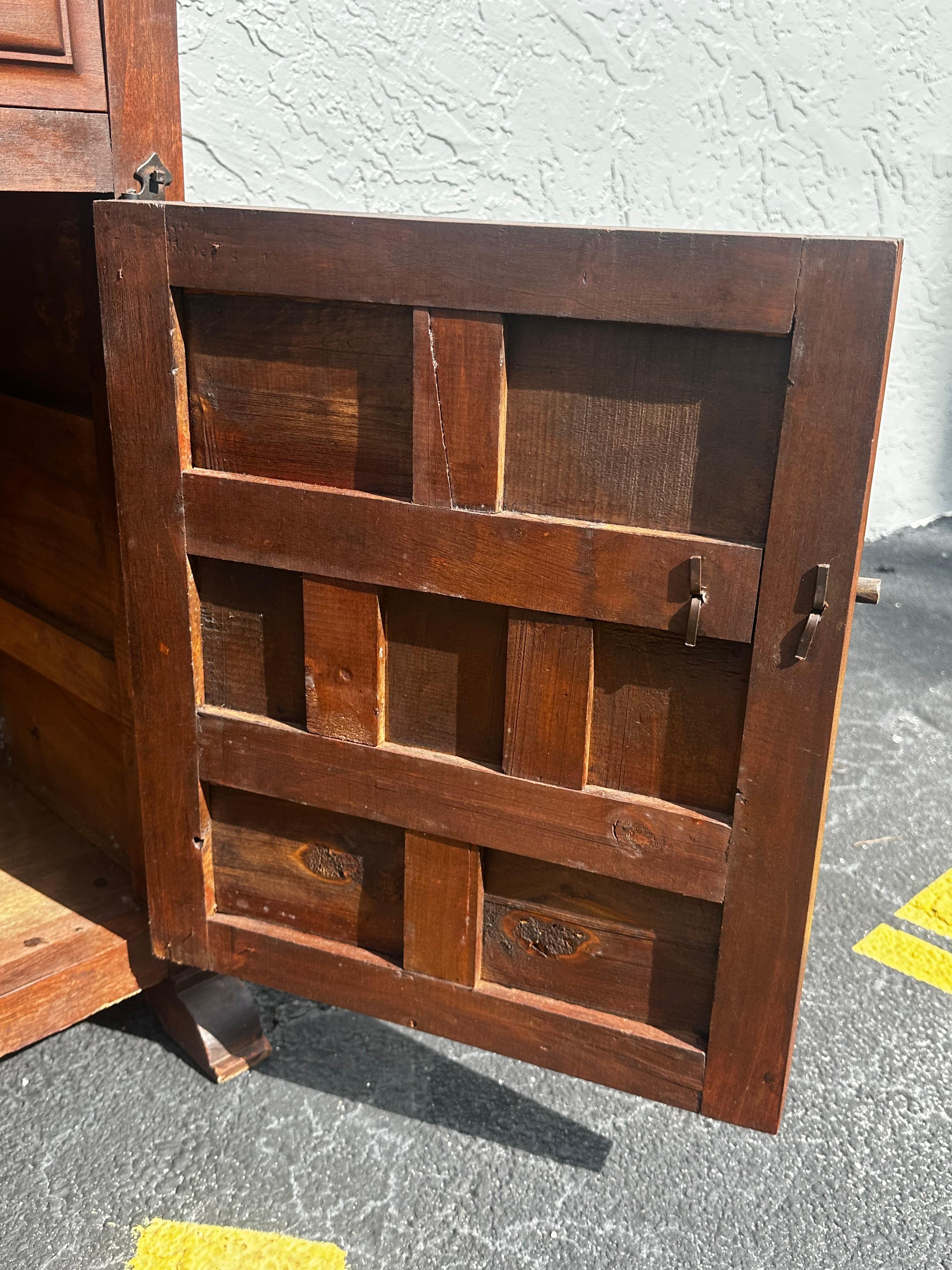 Meuble de rangement à panneaux latéraux baroque espagnol du 19e siècle en vente 7