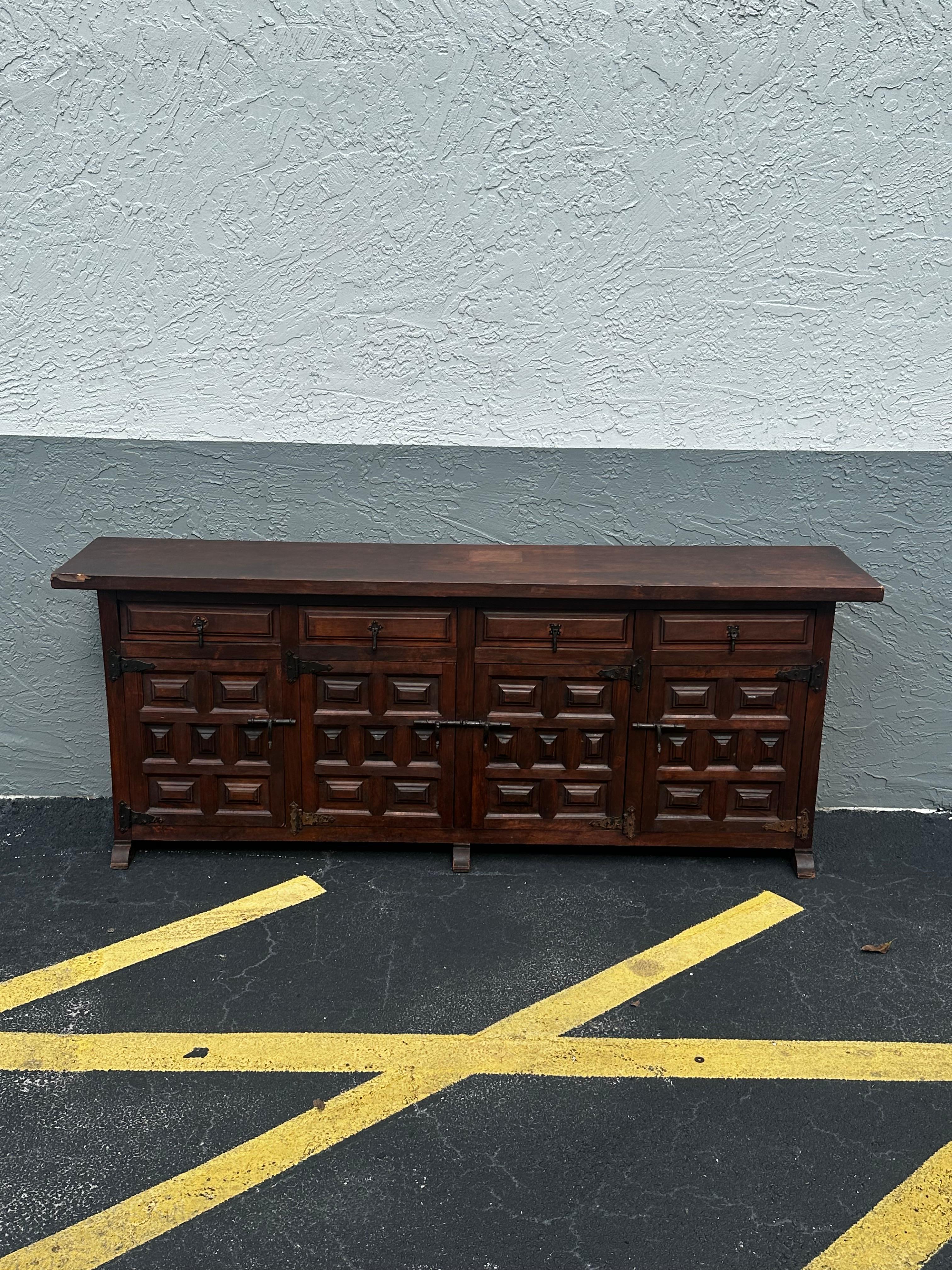 Nous vous proposons ici l'une des plus belles armoires de rangement pour buffet que vous puissiez espérer trouver. Il s'agit d'une occasion très rare d'acquérir ce qui est, sans équivoque, le meilleur des meilleurs, c'est-à-dire une sectionnelle