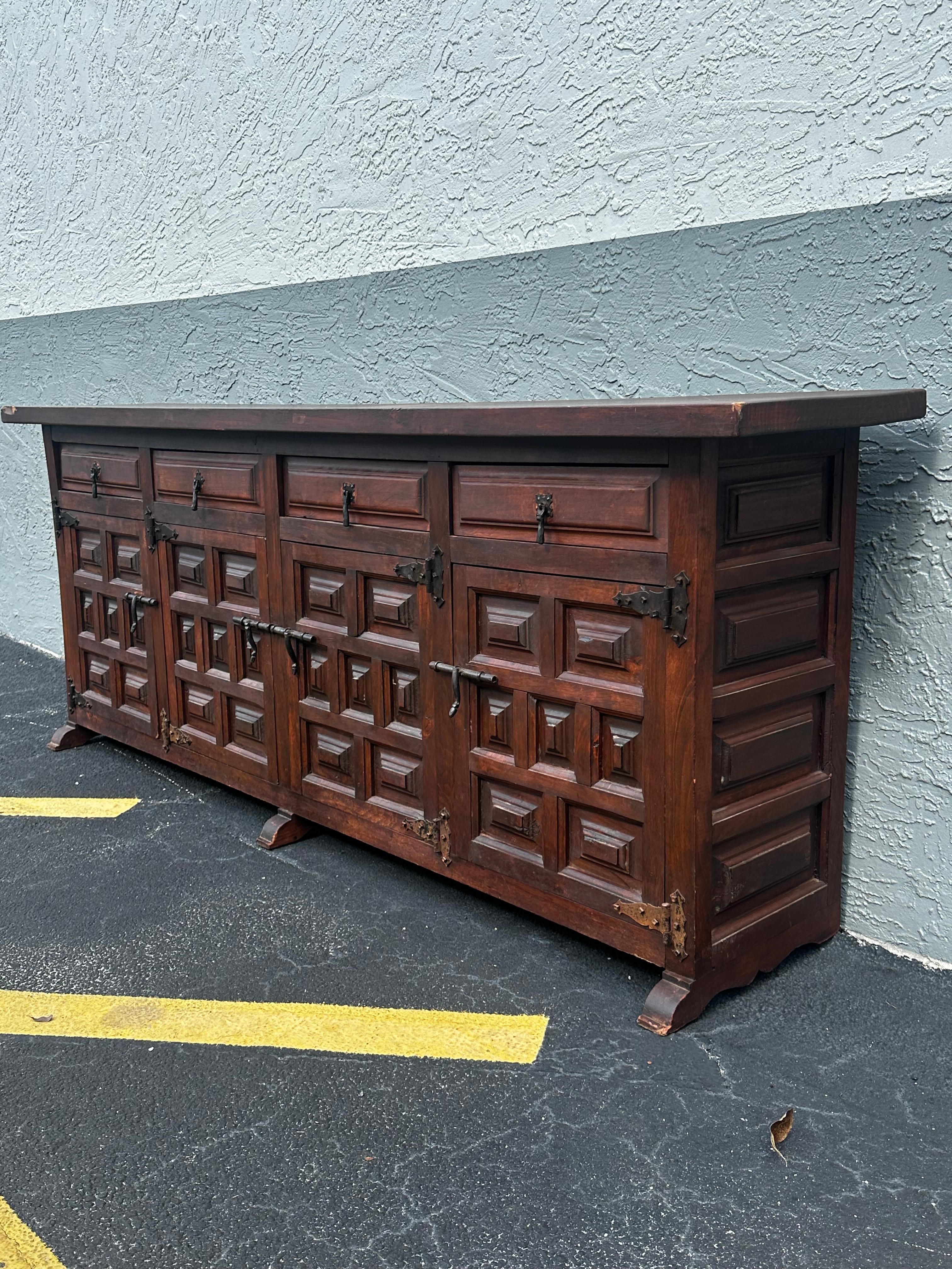 Colonial espagnol Meuble de rangement à panneaux latéraux baroque espagnol du 19e siècle en vente