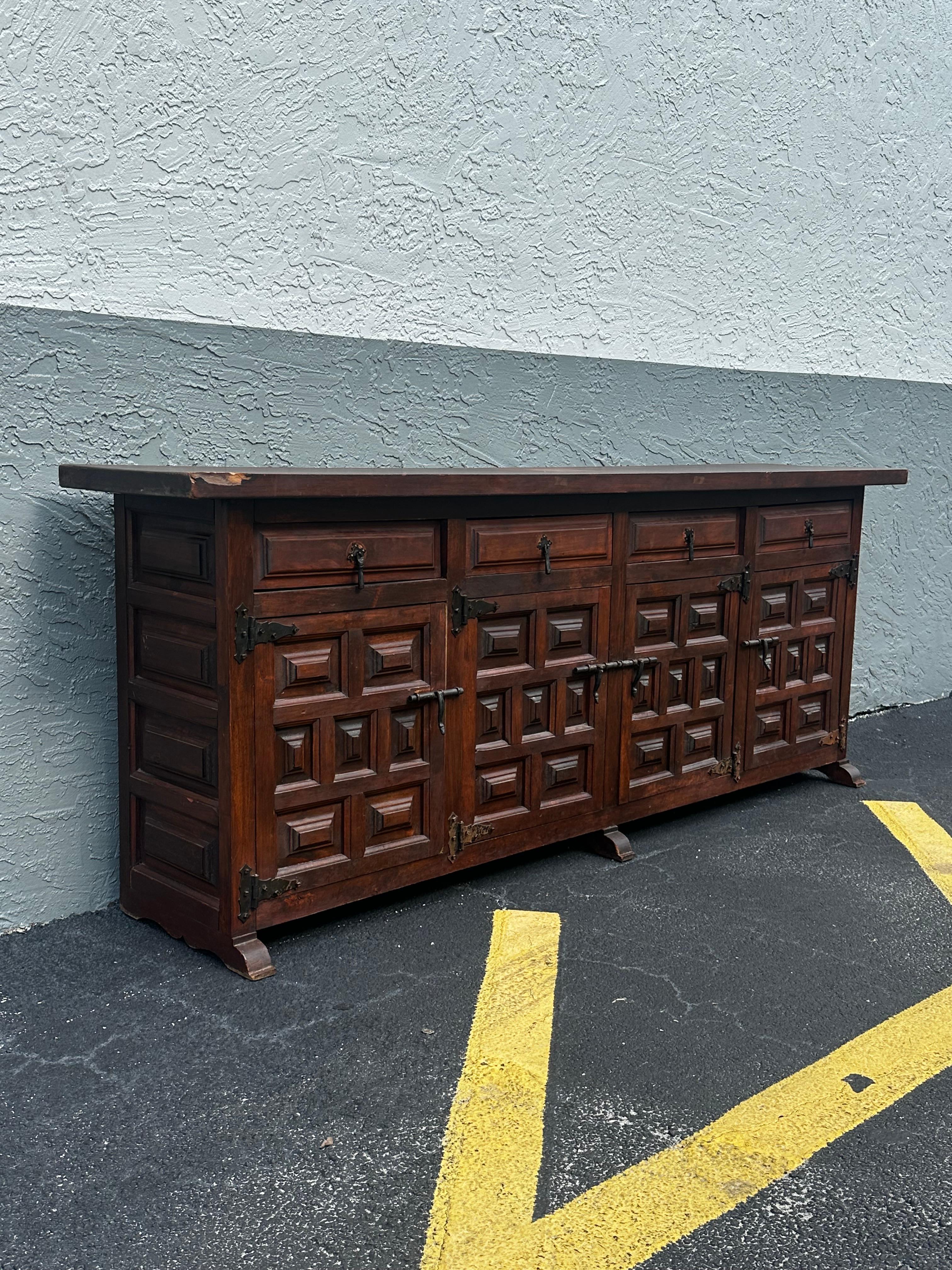 Espagnol Meuble de rangement à panneaux latéraux baroque espagnol du 19e siècle en vente