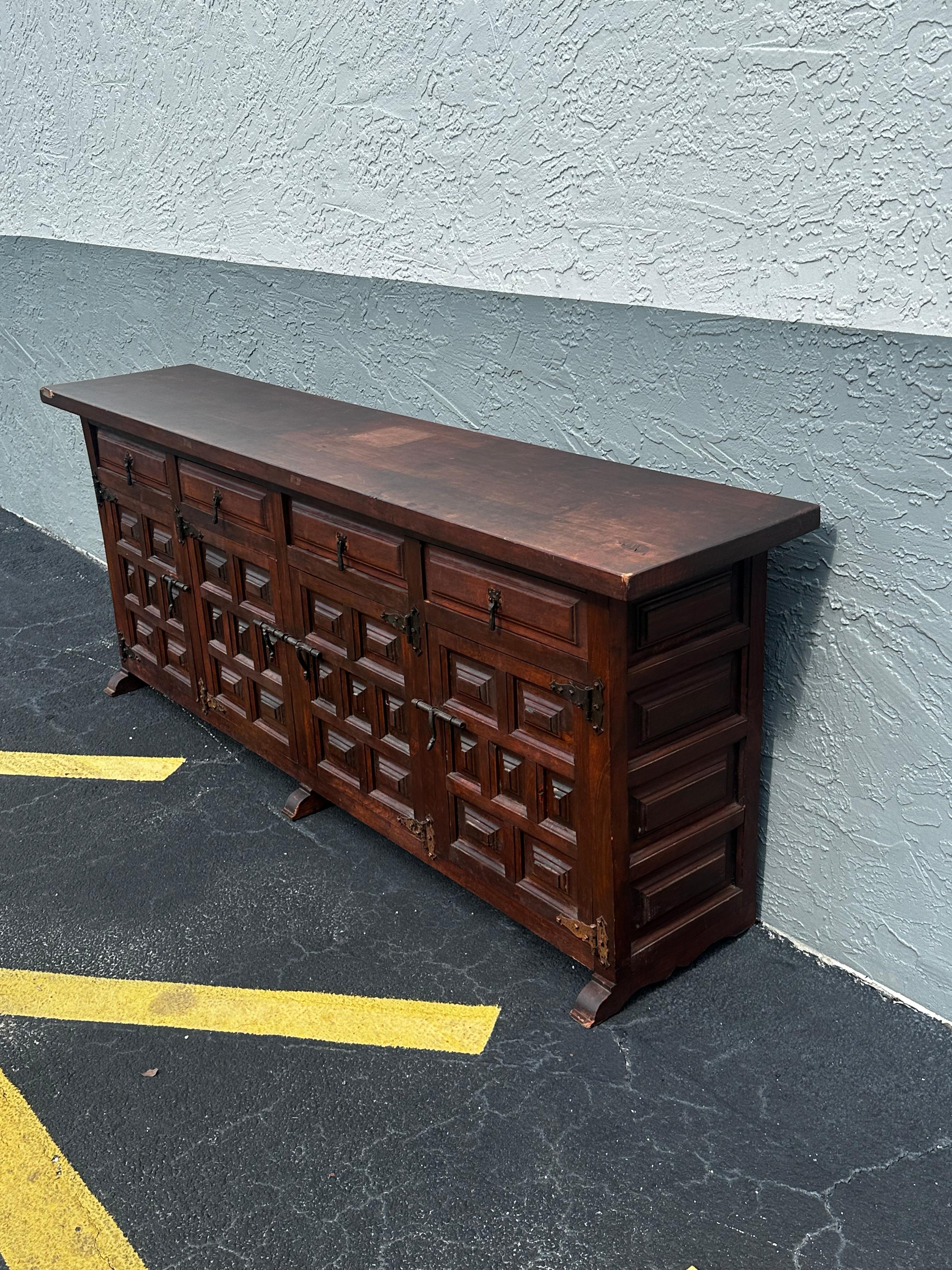 XIXe siècle Meuble de rangement à panneaux latéraux baroque espagnol du 19e siècle en vente