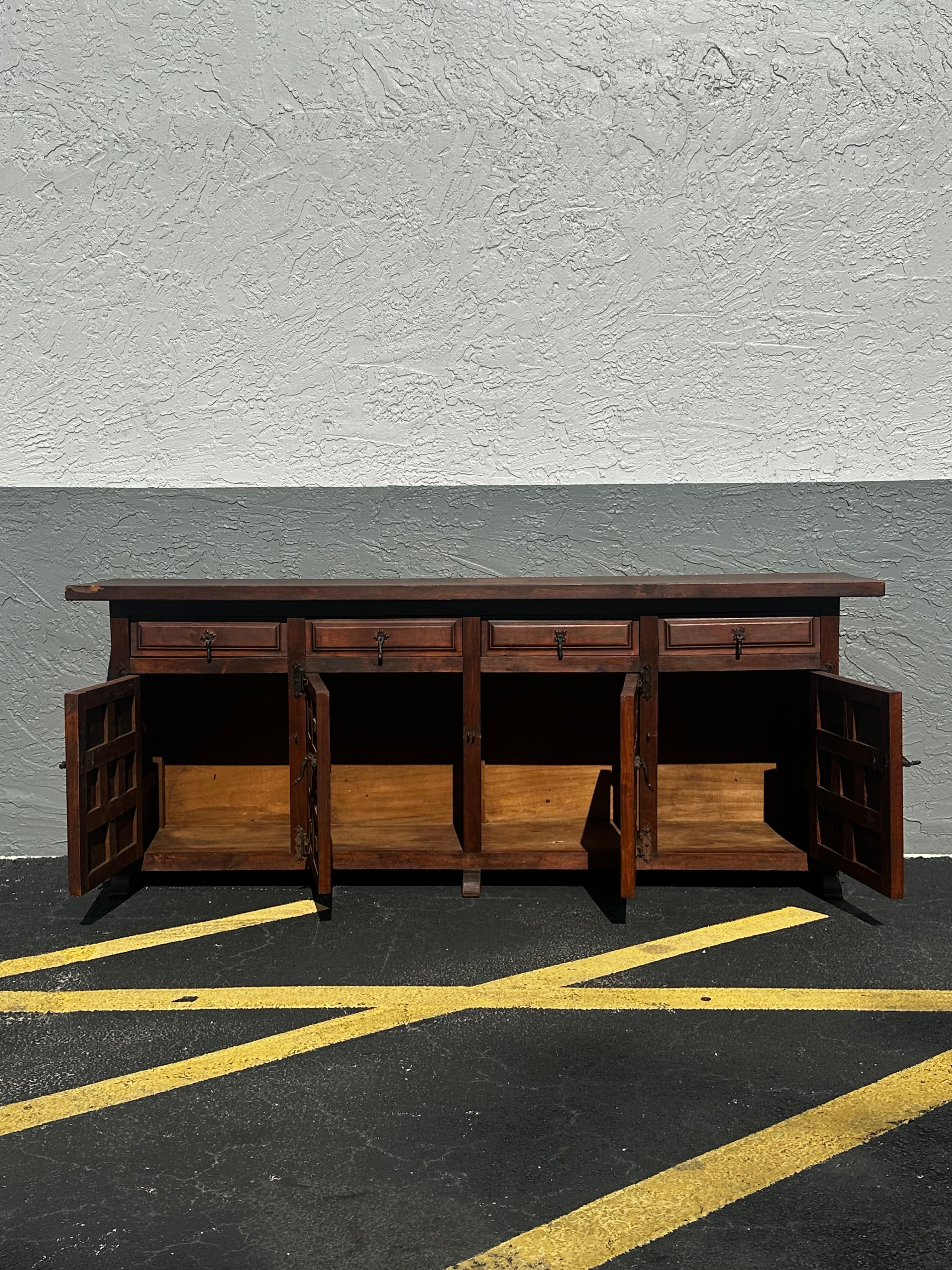 Fer Meuble de rangement à panneaux latéraux baroque espagnol du 19e siècle en vente