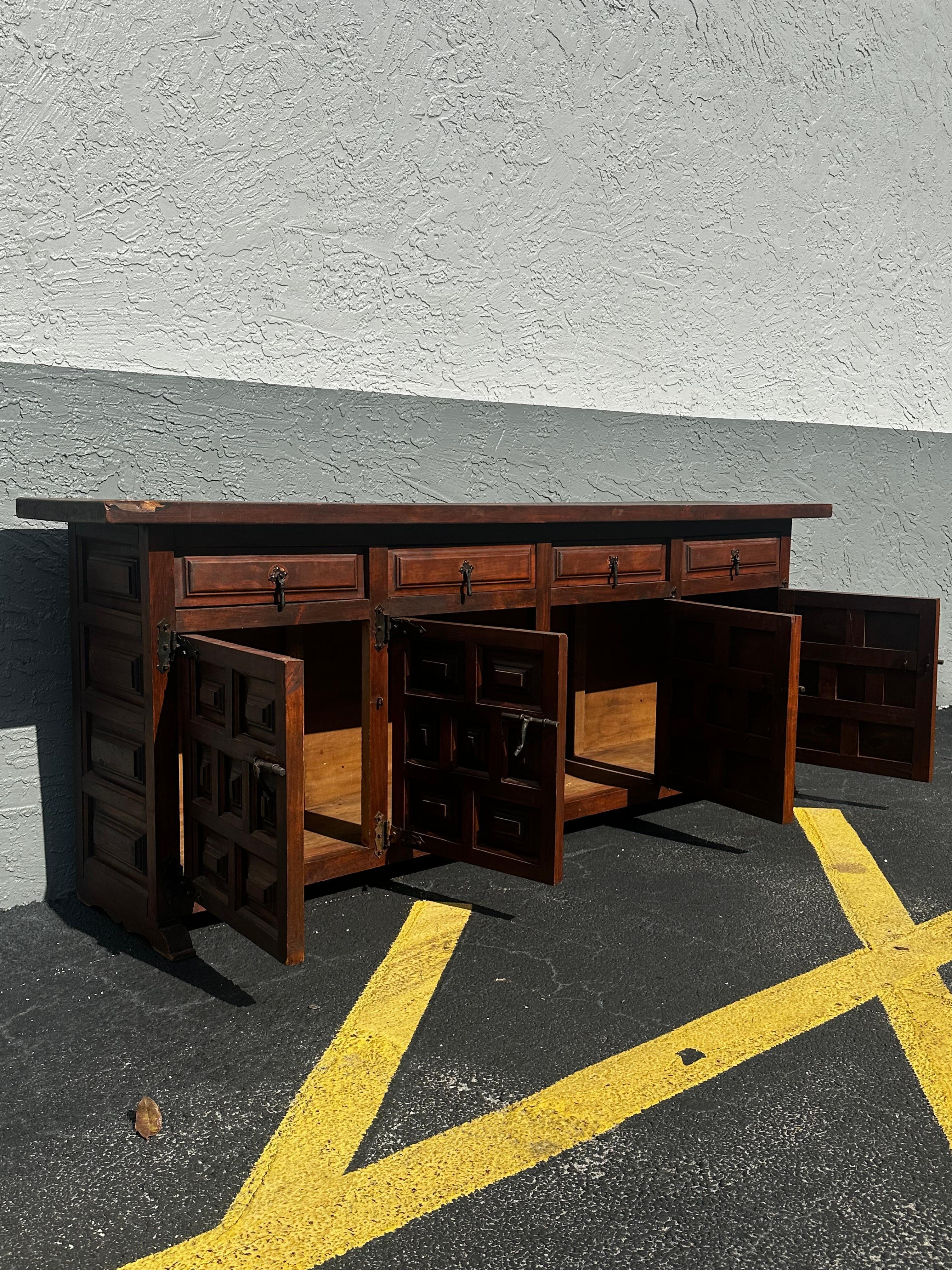 Meuble de rangement à panneaux latéraux baroque espagnol du 19e siècle en vente 1