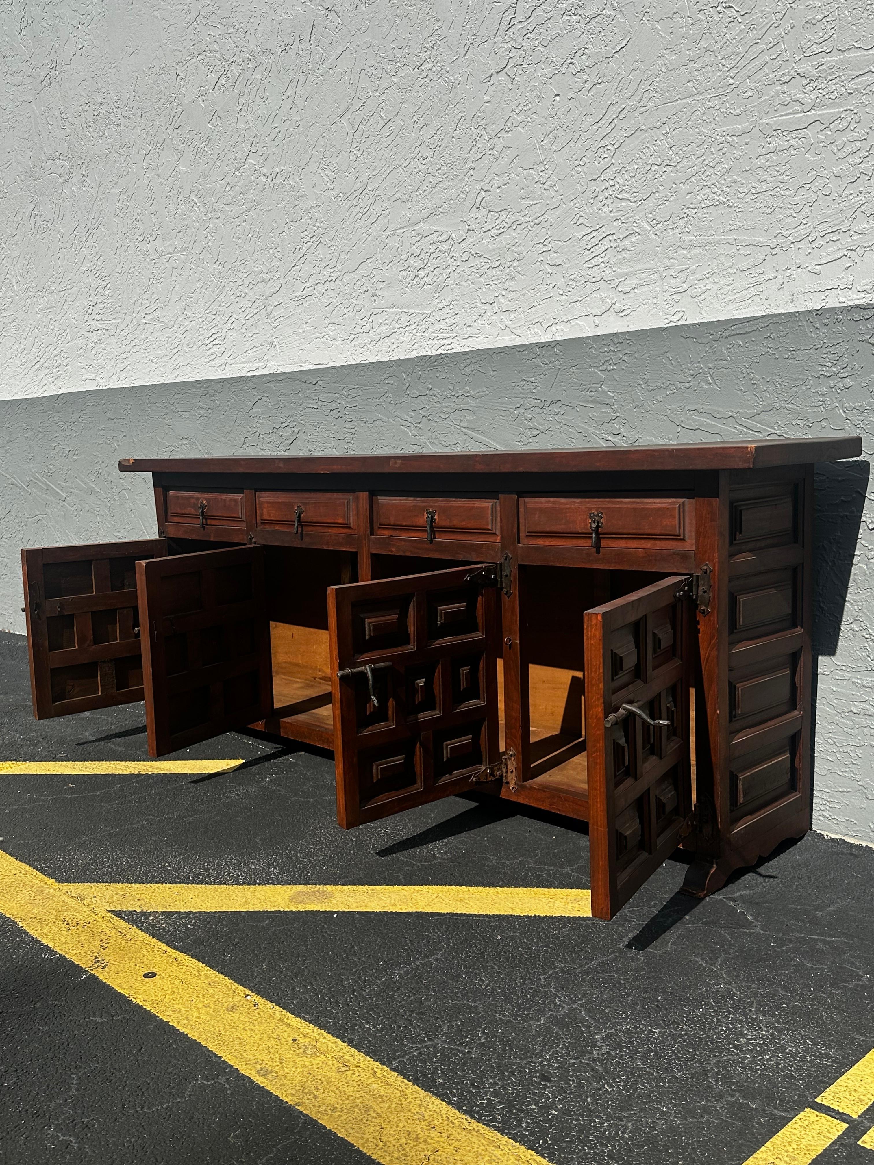 Meuble de rangement à panneaux latéraux baroque espagnol du 19e siècle en vente 2