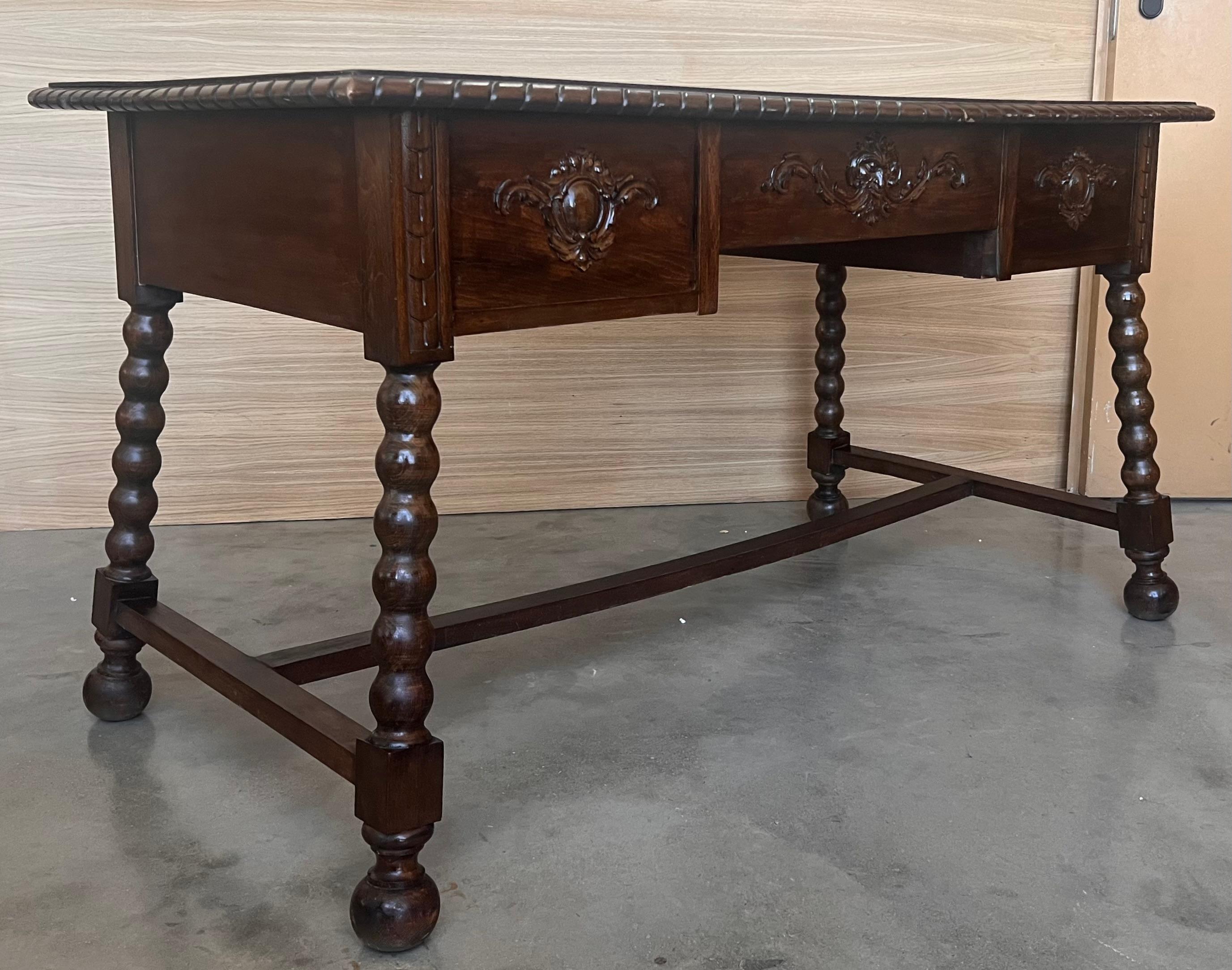 19. Jahrhundert Spanisch Barock Stil Eiche Bibliothek Tisch oder Schreibtisch im Zustand „Gut“ im Angebot in Miami, FL